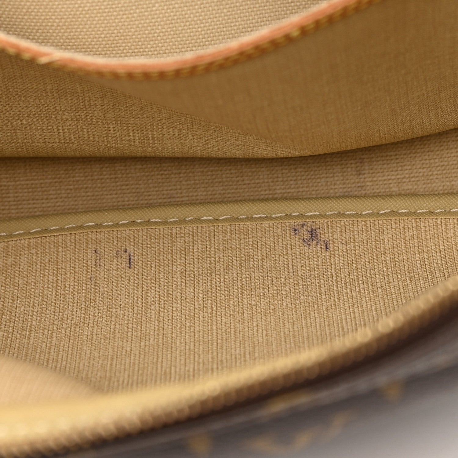 Louis Vuitton Monogram Reporter PM 15 of 19