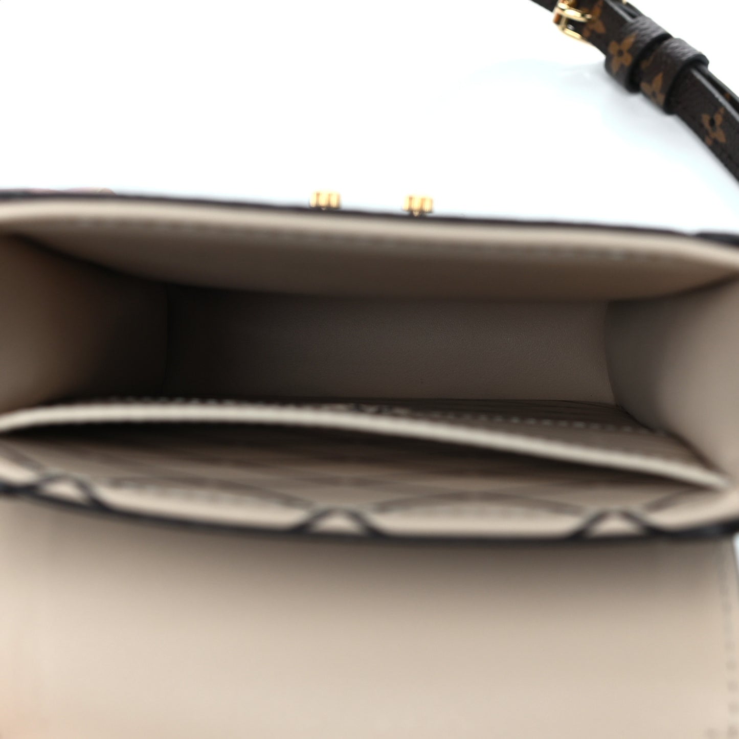 Reverse Monogram Pochette Trunk Verticale