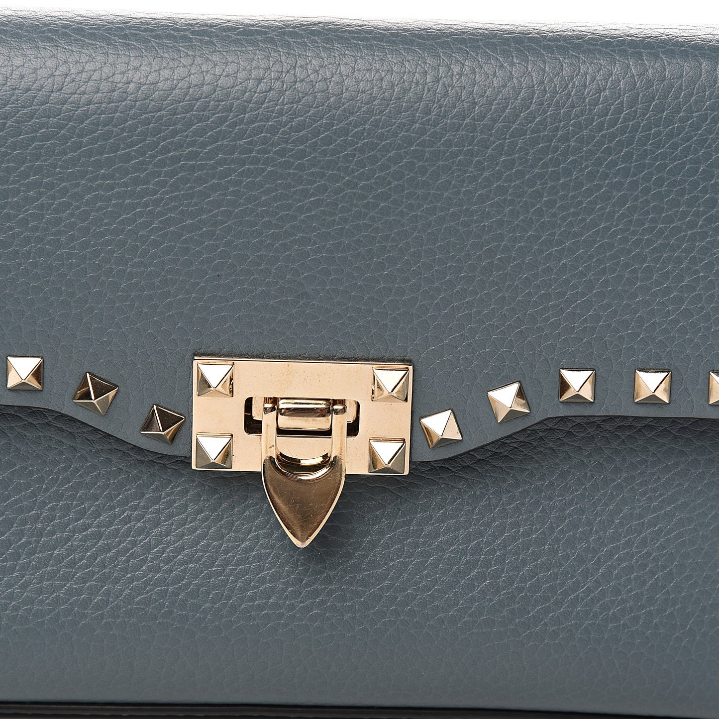 Pebbled Calfskin Medium Rockstud Flip Lock Crossbody Bag Sarcelle