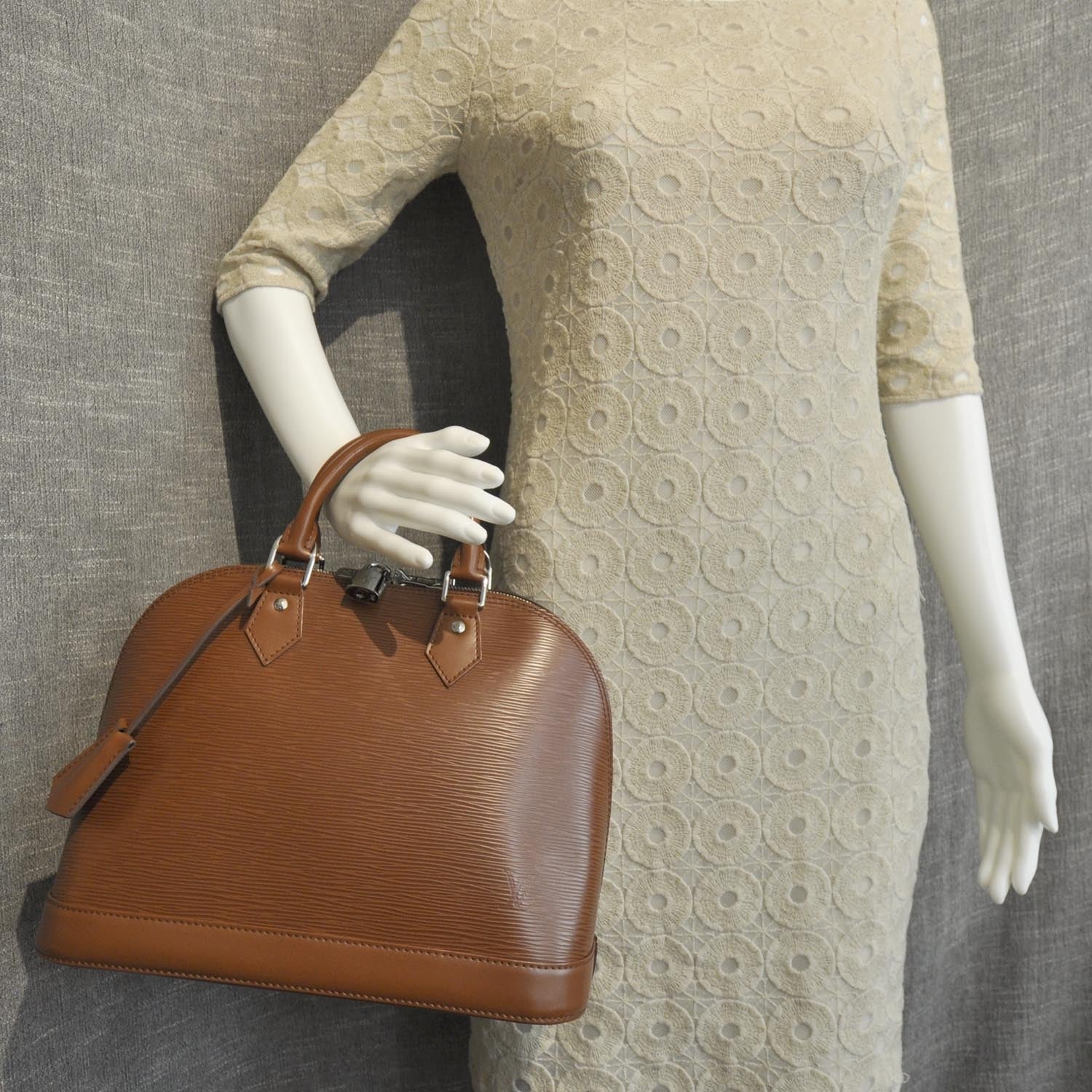 Louis Vuitton Epi Alma Fawn 3 of 8