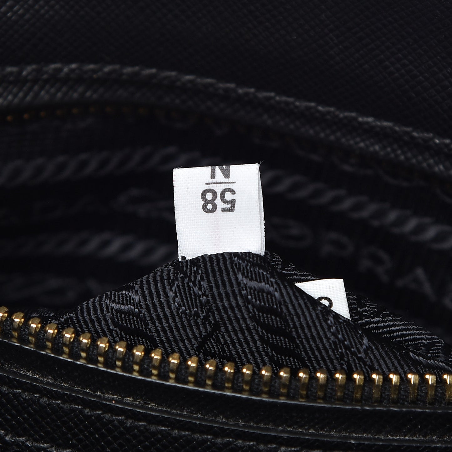 Saffiano Medium Galleria Double Zip Tote Black