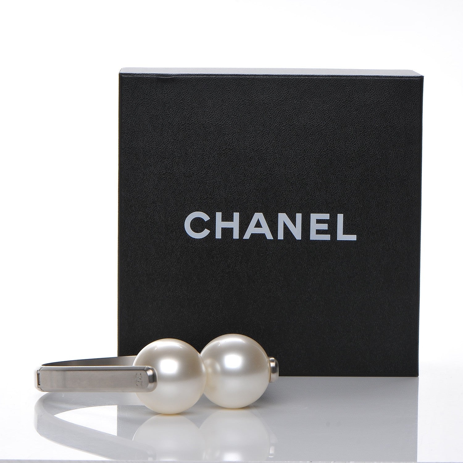 Chanel Giant Pearl Headphones Necklace Silver 8 of 8