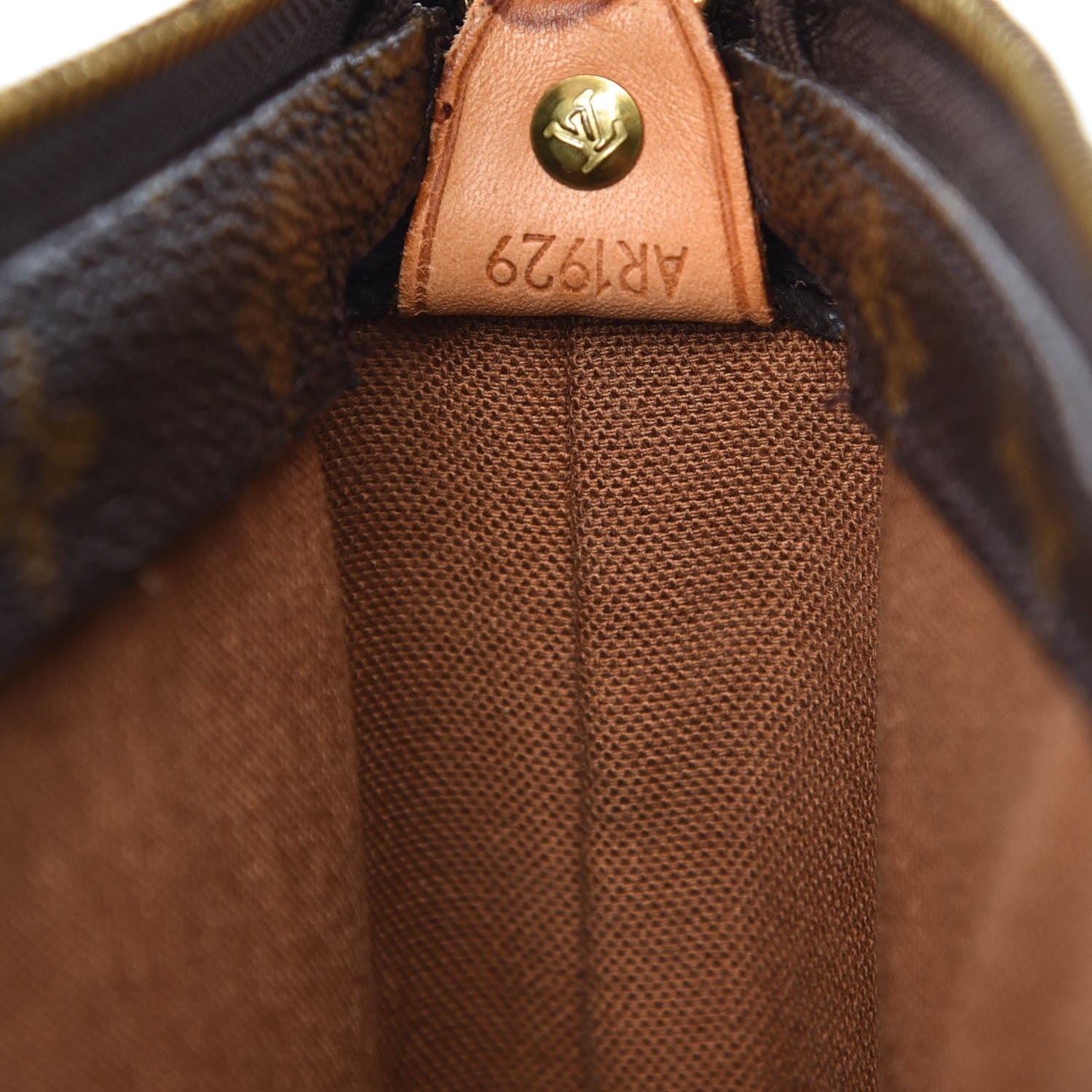 Louis Vuitton Monogram Cabas Mezzo 7 of 23