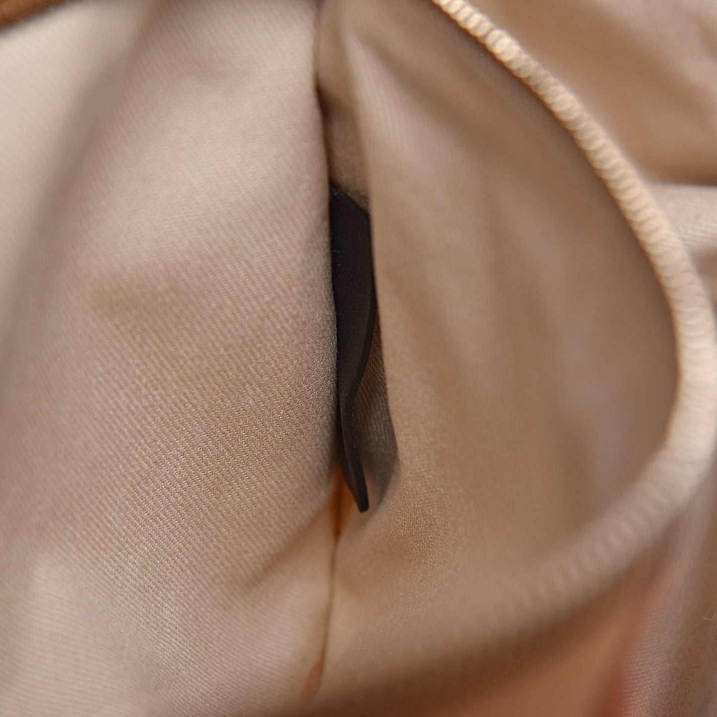 Vitello Large Rockstud Tote Beige