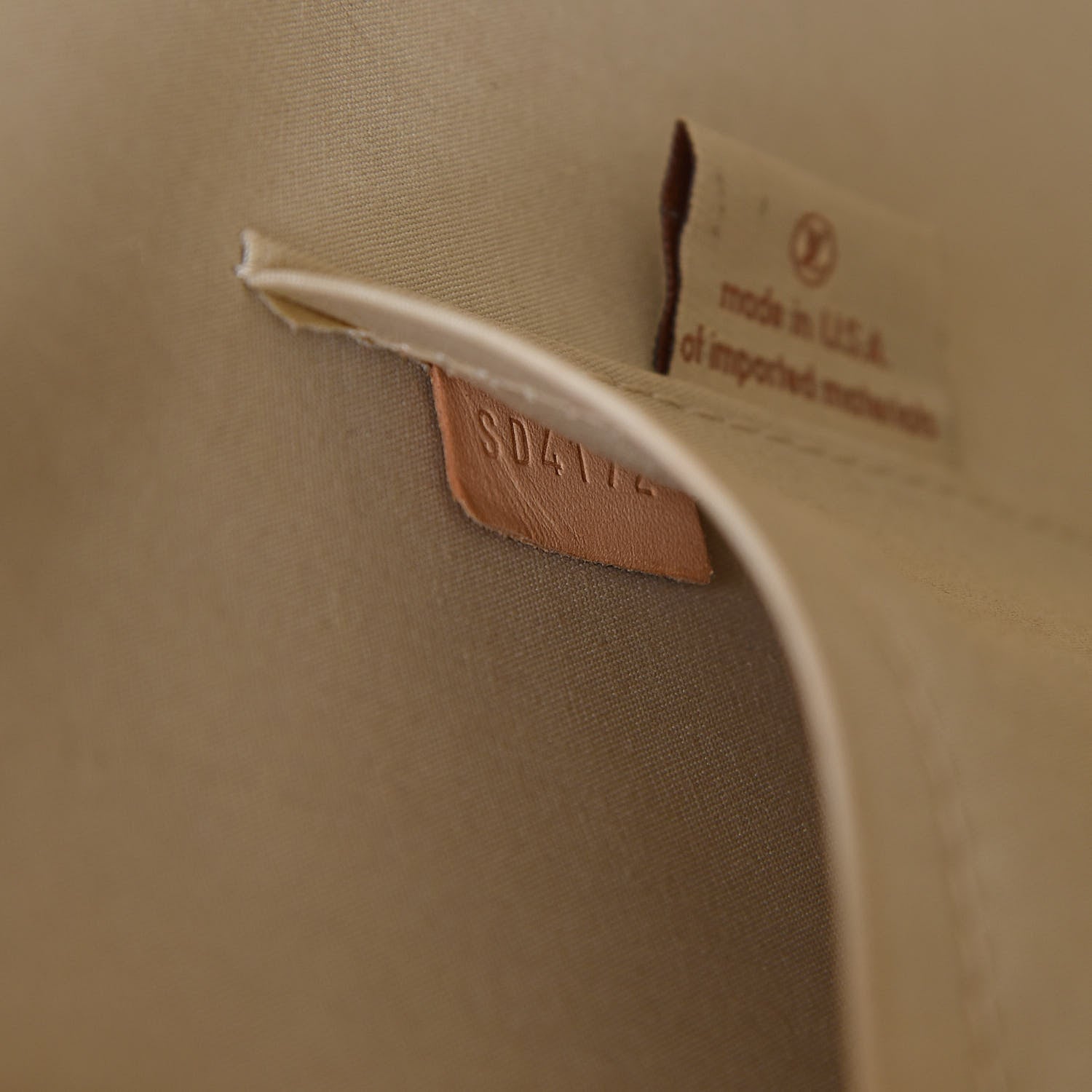 Louis Vuitton Vernis Alma GM Blanc Corail 8 of 22