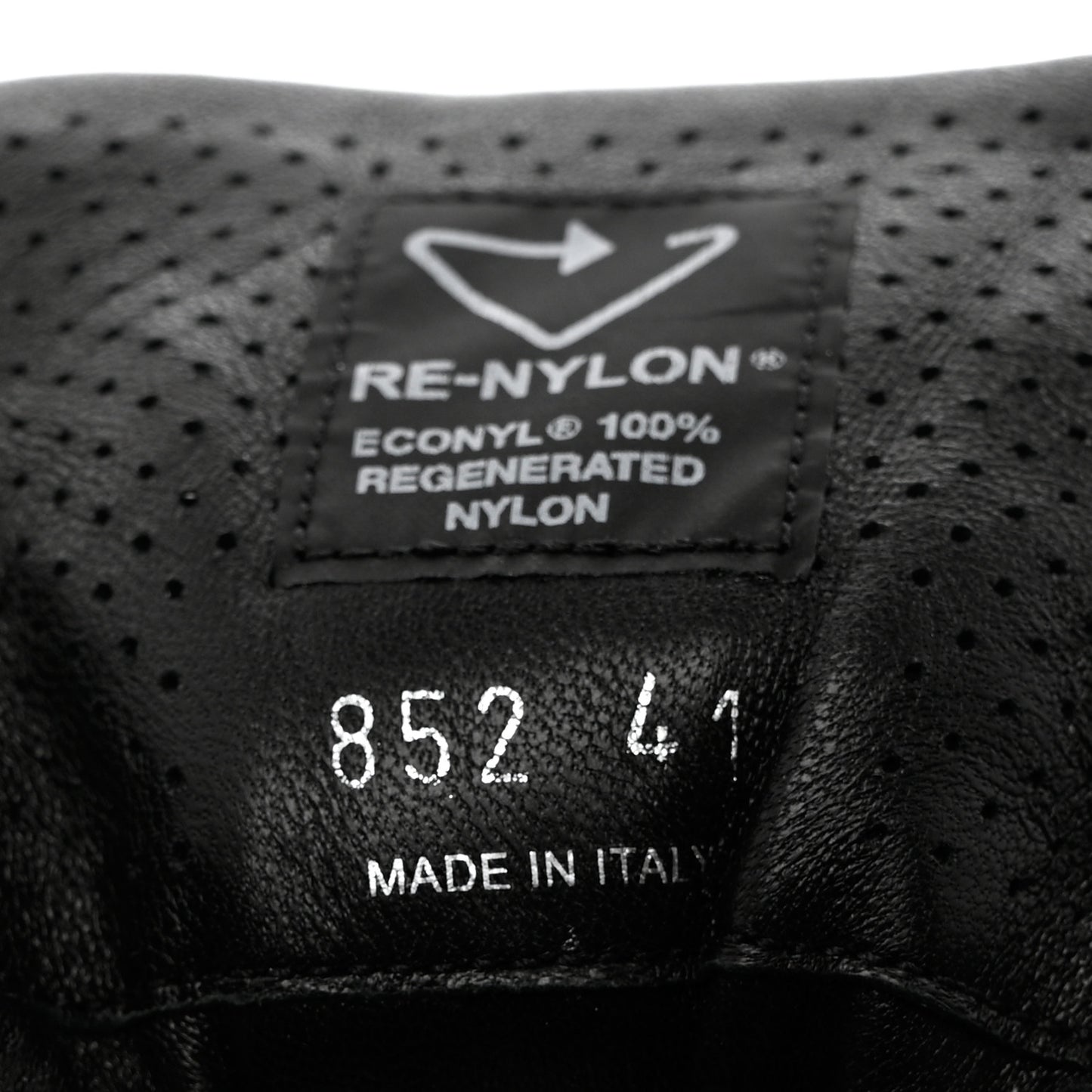 Re-Nylon Piuma Metal Triangle Logo Quilted 45mm Sneakers 41 Black