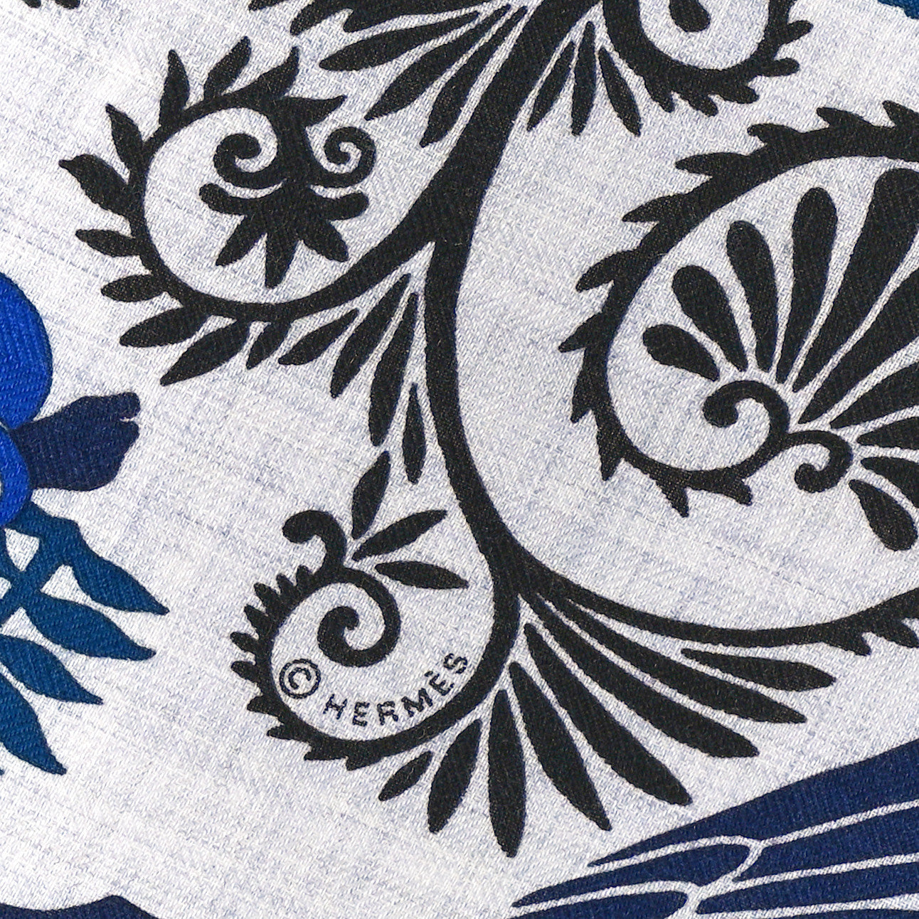 Cashmere Silk Sous Le Charme d'Orphee Shawl 140 Gris Chine Bleu Electrique