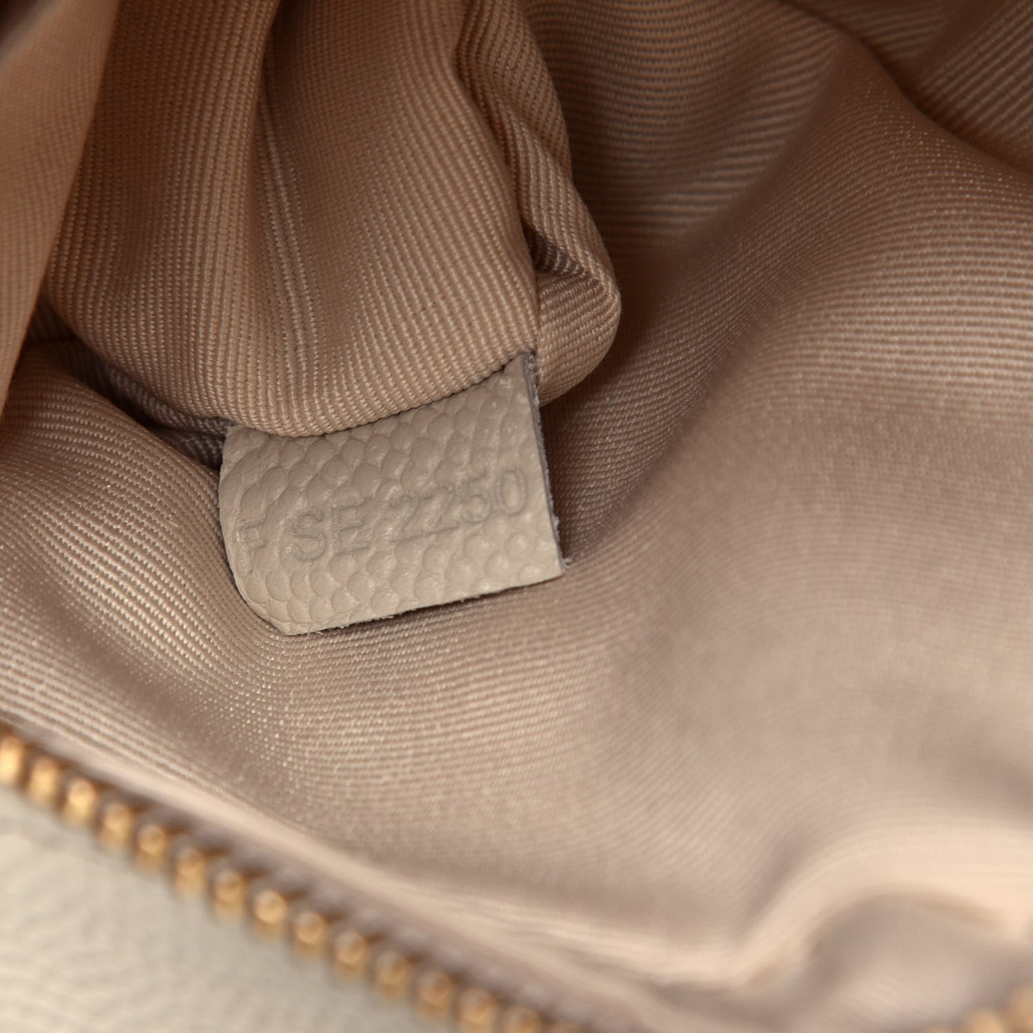 Marc Jacobs Calfskin Quilted Pearl The Softshot 17 Crossbody Oatmilk 7 of 9