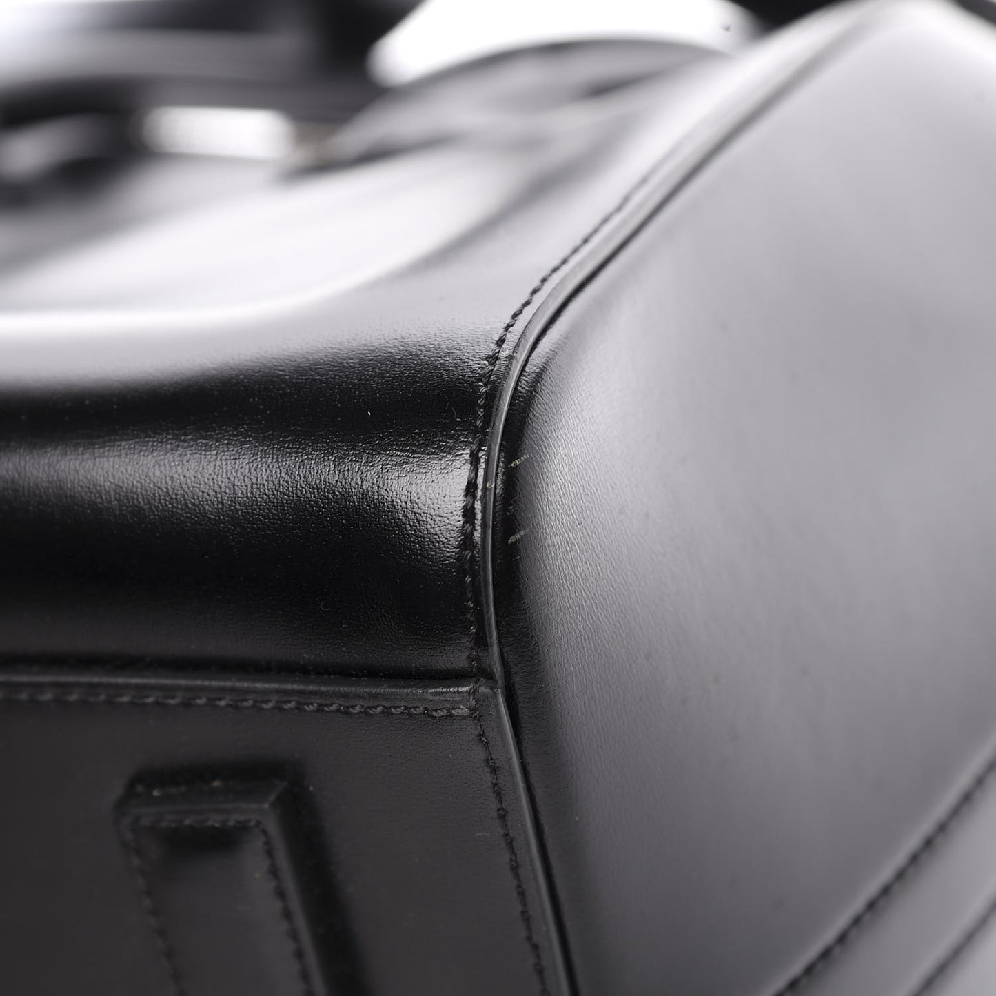 Shiny Lord Calfskin Medium Antigona Black