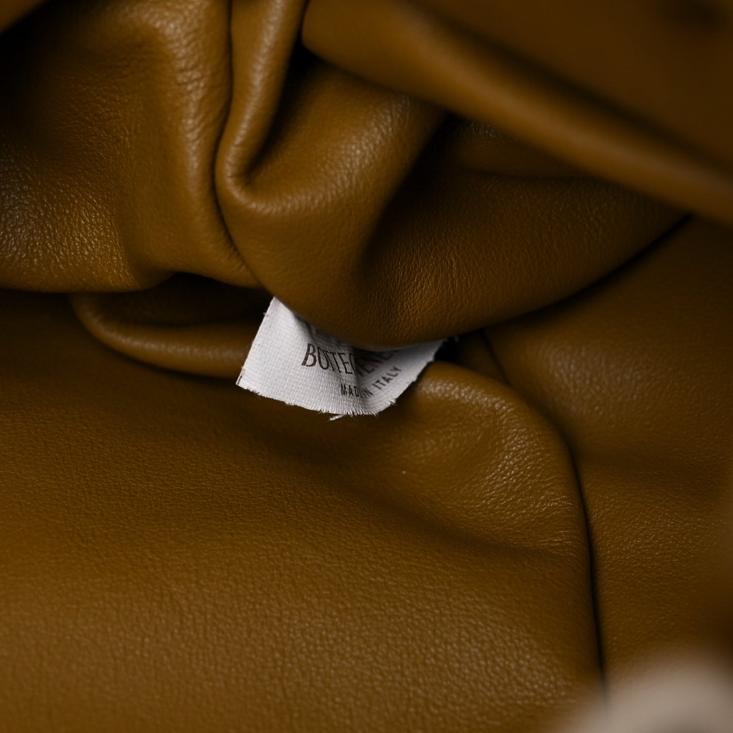 Calfskin The Pouch Chain Cammello