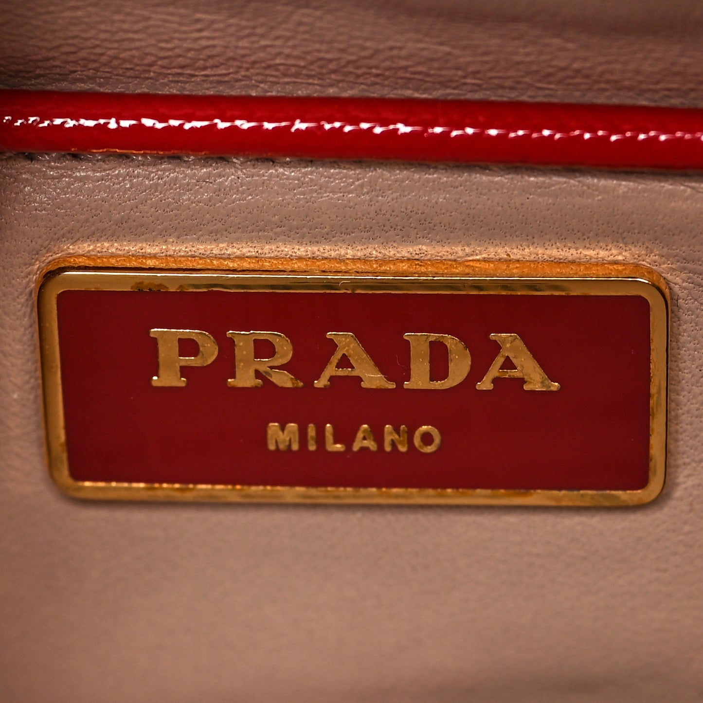 Saffiano Vernice Pyramid Bag Rosso