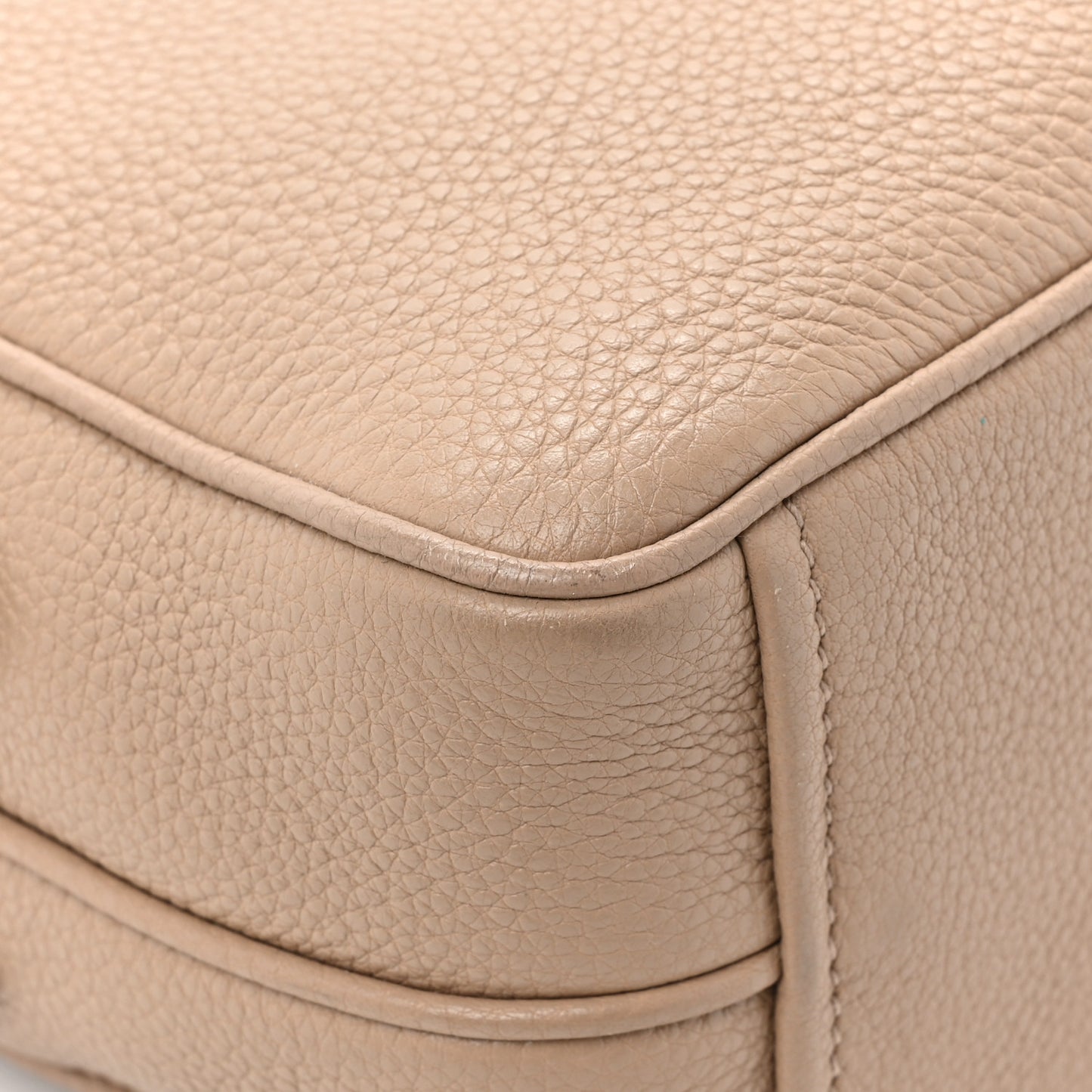 Vitello Daino Camera Crossbody Cammeo