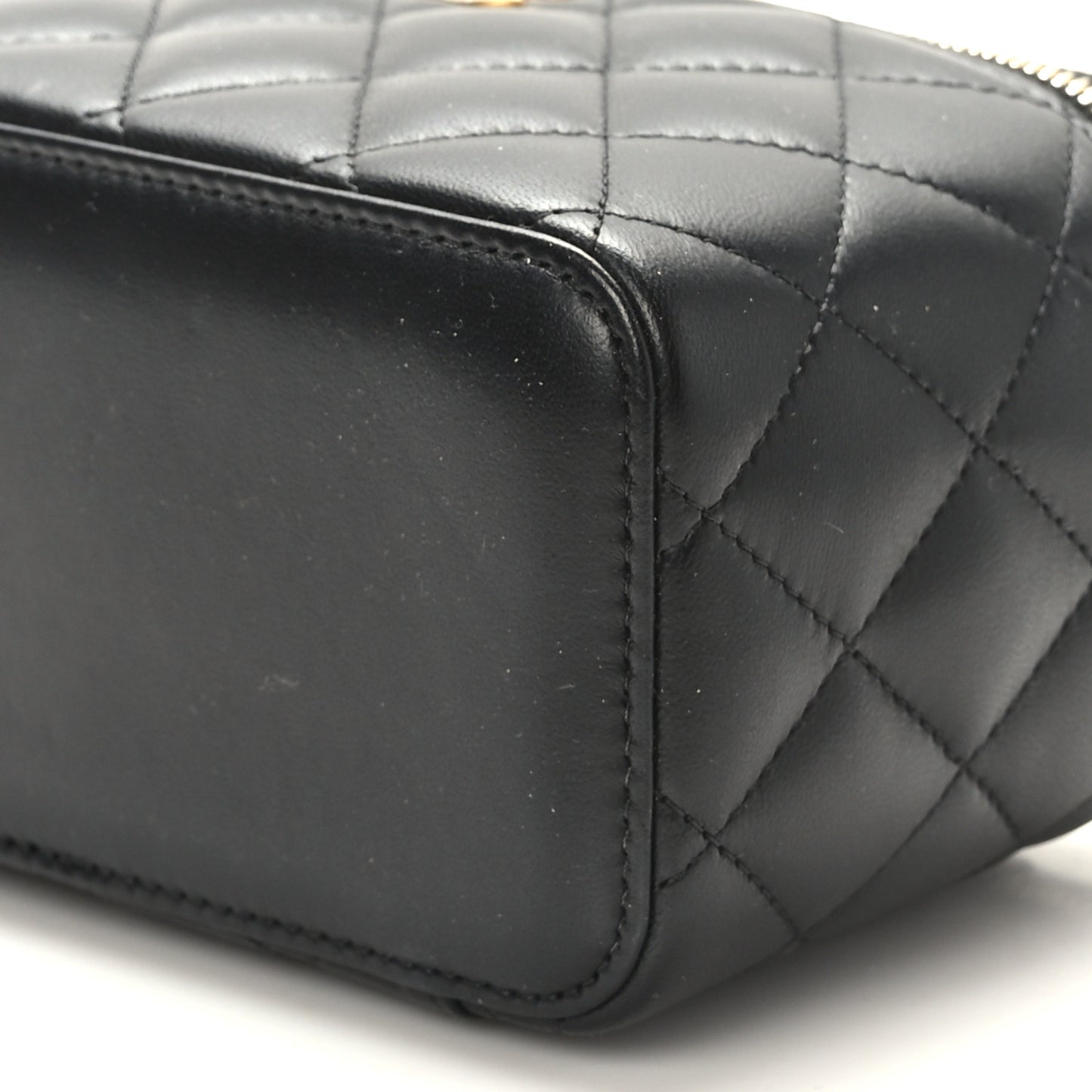 Lambskin Quilted Pearl Crush Small Vanity Case With Chain Black