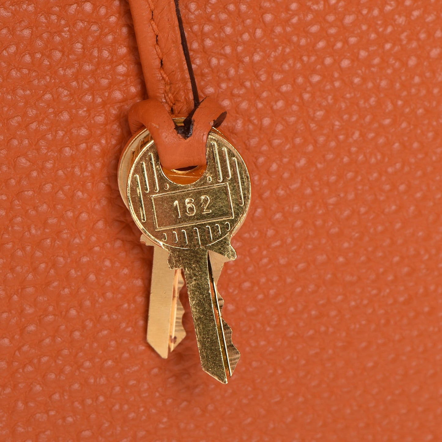 Togo Kelly Retourne 35 Orange