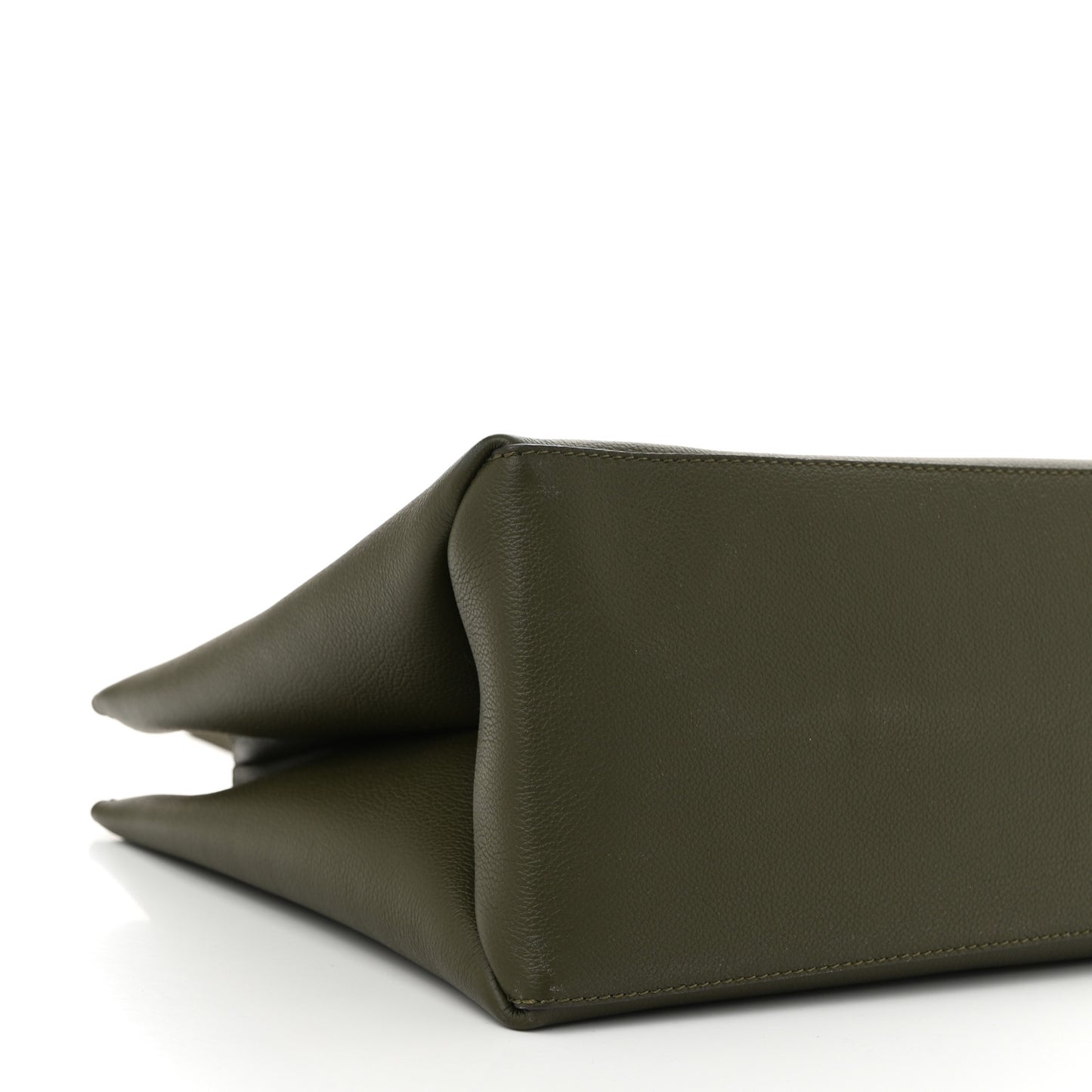 Grained Calfskin Lockme Shopper Kaki