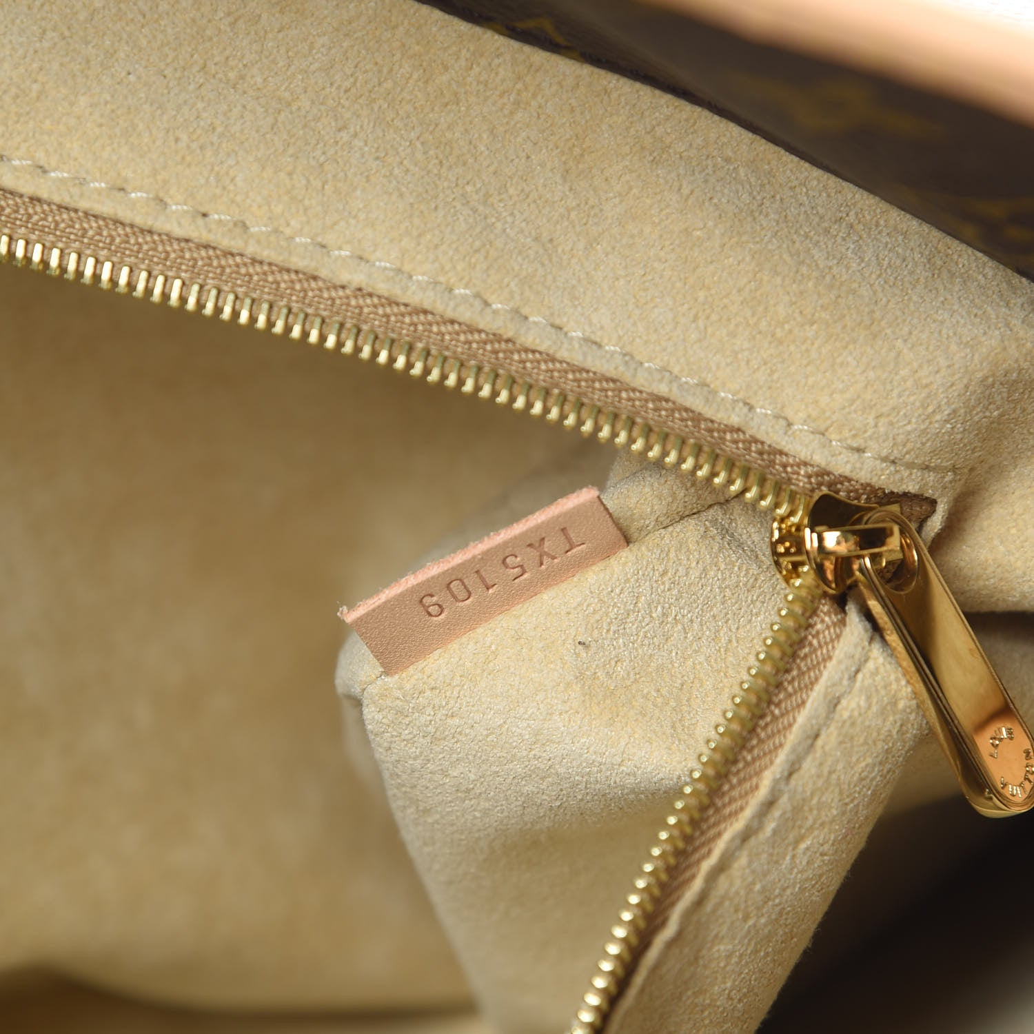 Louis Vuitton Monogram Artsy MM 8 of 11