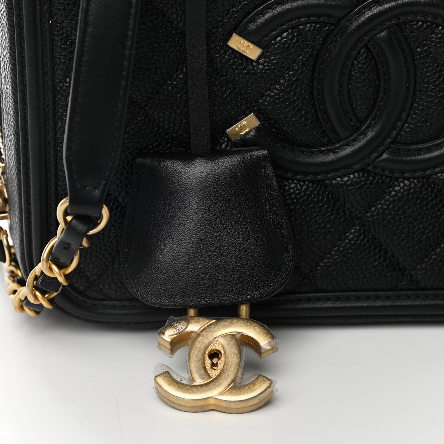 Caviar Quilted Medium CC Filigree Vanity Case Black