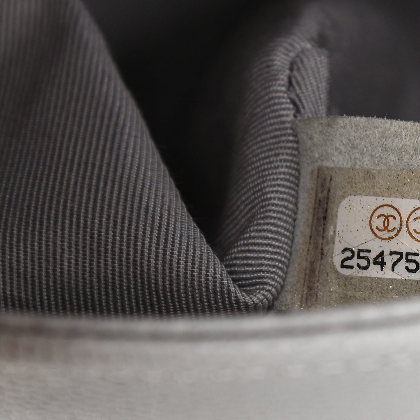Caviar Quilted Medium Boy Flap Light Grey