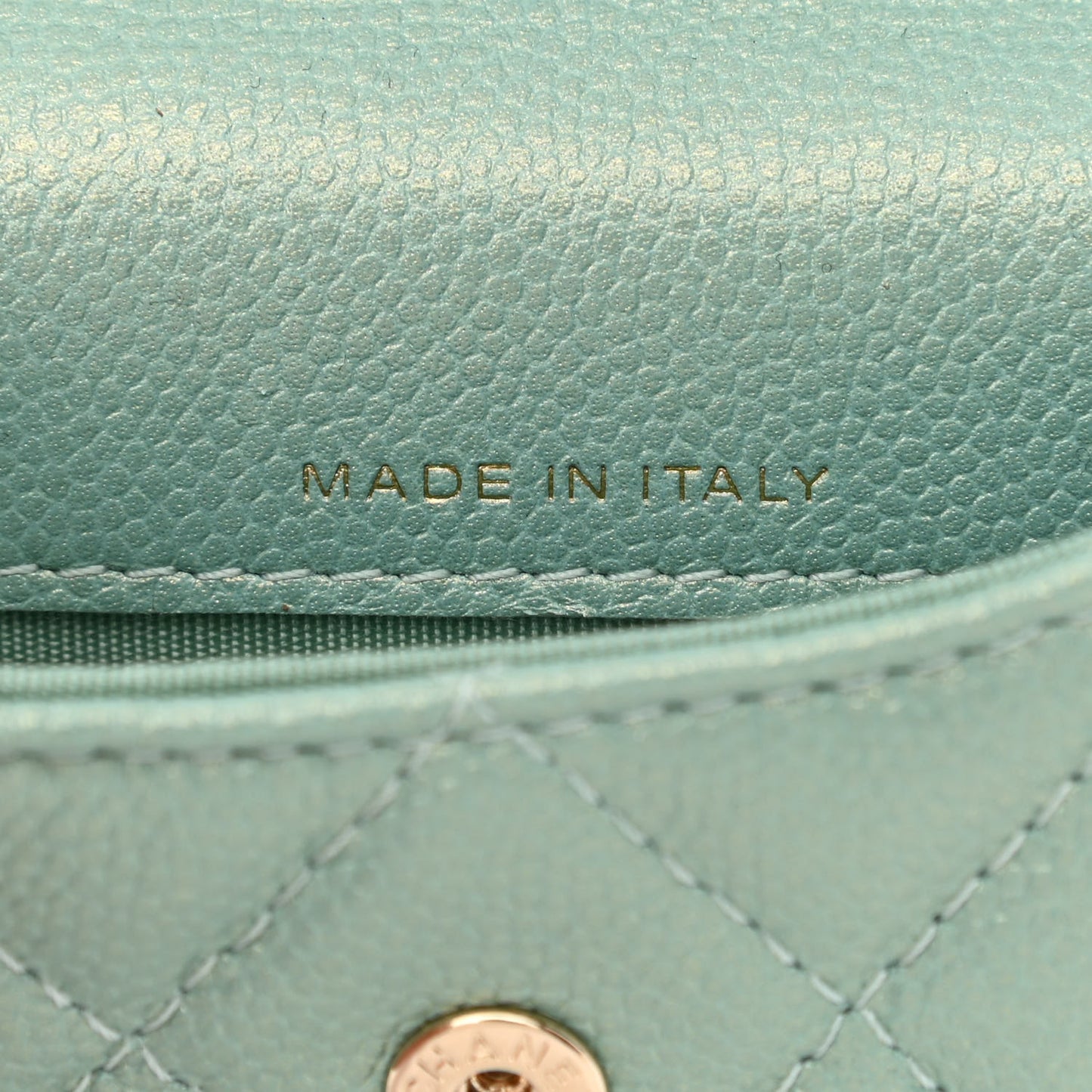 Iridescent Caviar Quilted Pearl Card Holder On Chain Green