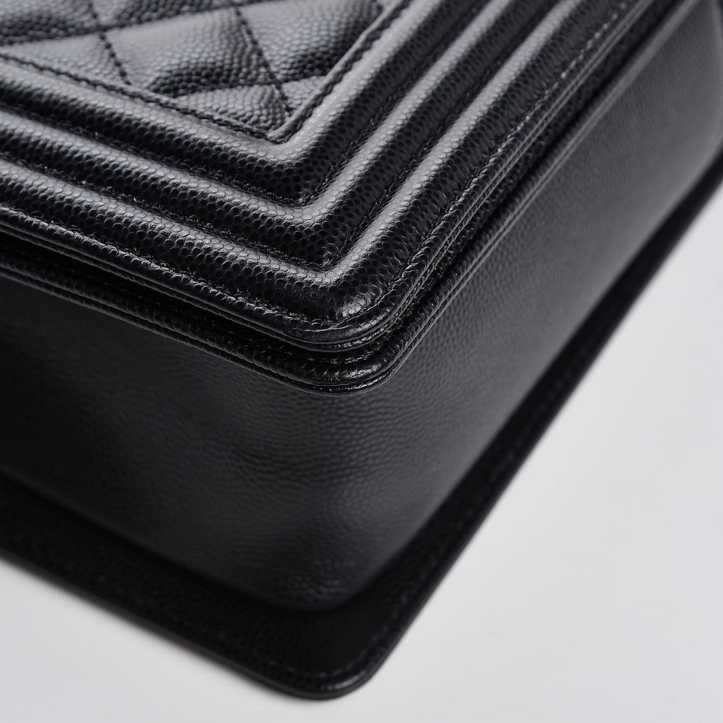 Caviar Quilted Medium Boy Flap Black