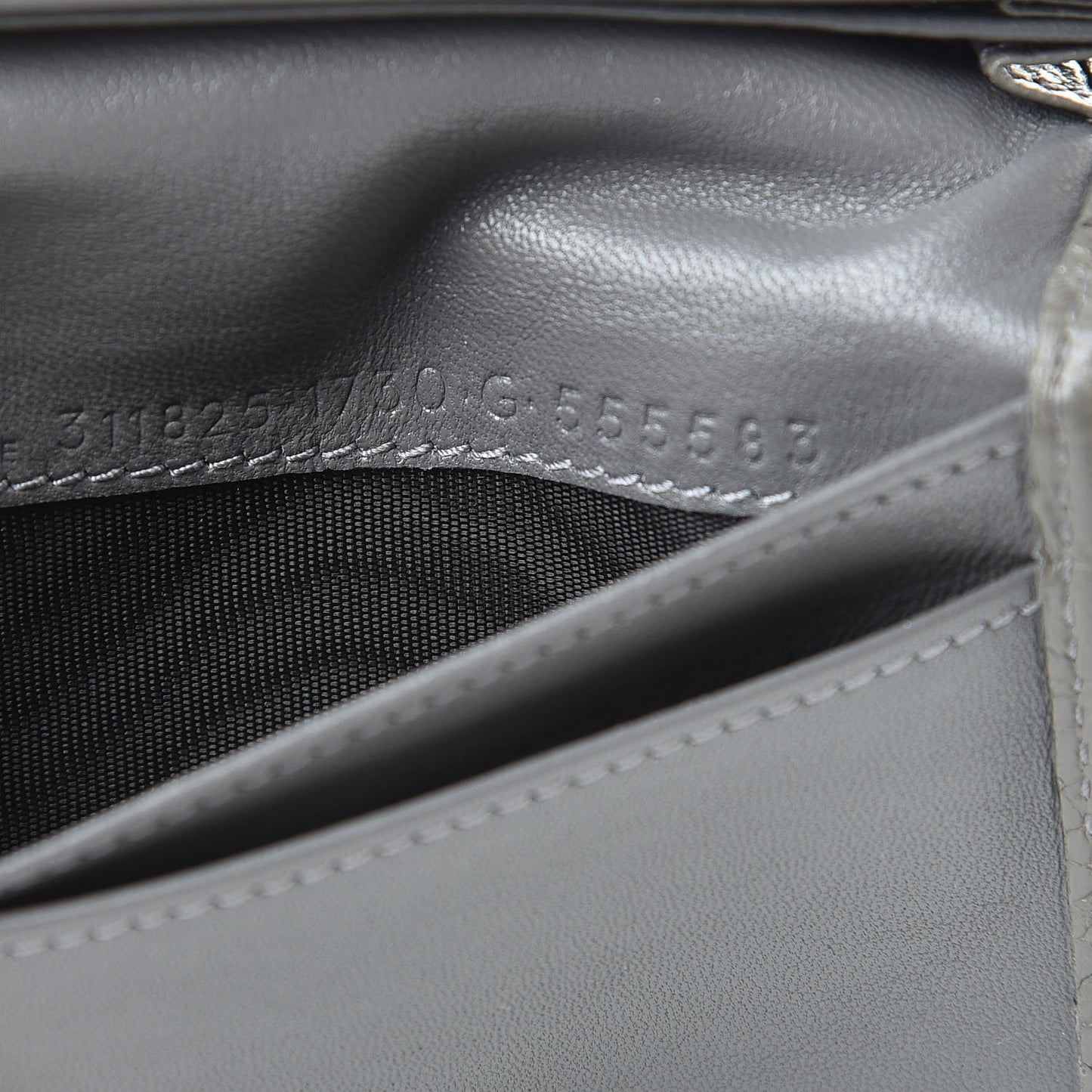 Agneau Arena Nappa Glover Flap Card Case Gris Fumee