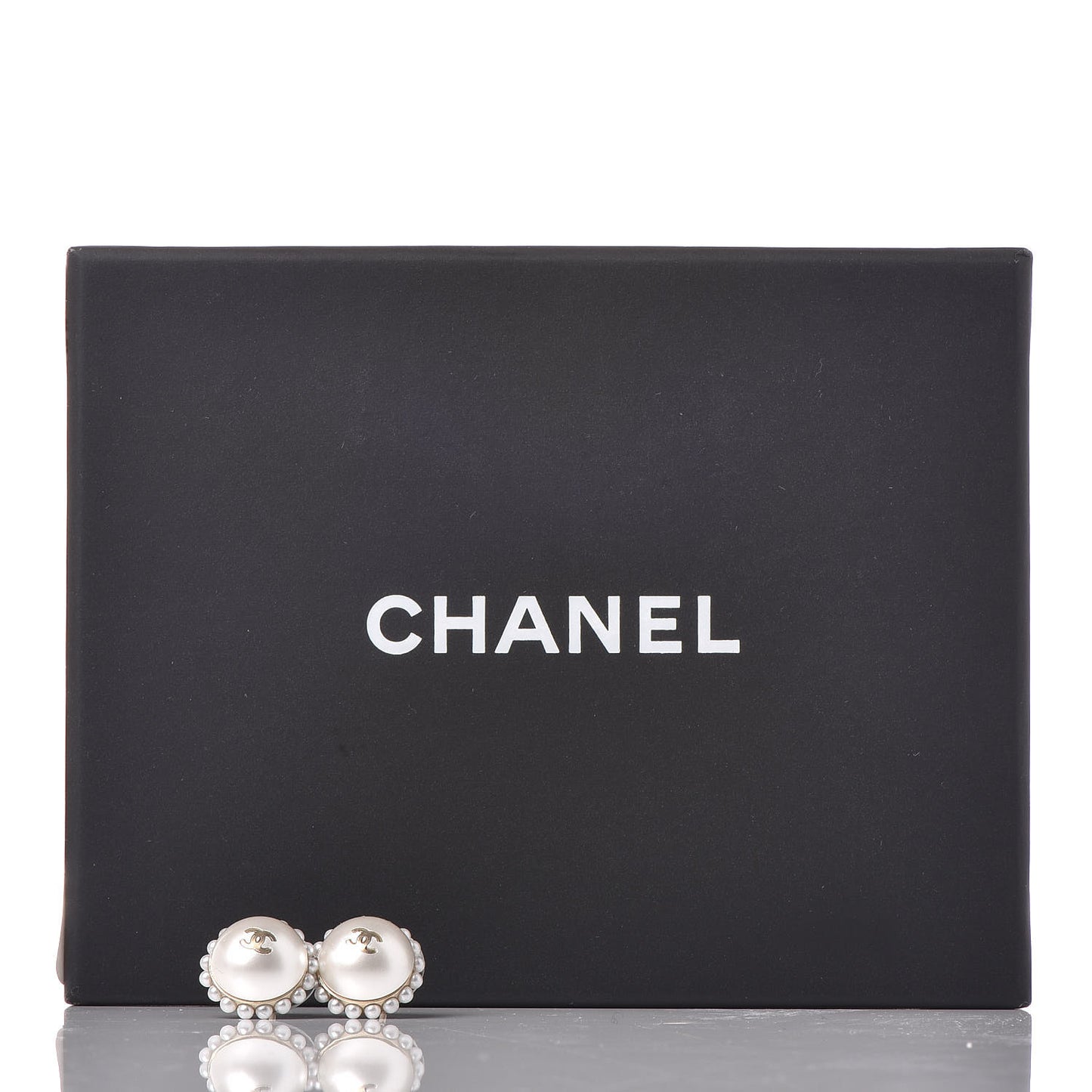 Pearl CC Round Earrings Light Gold