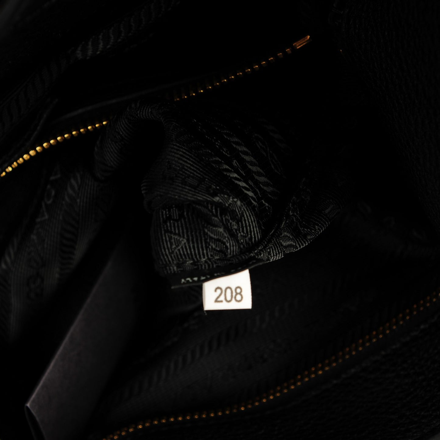 Vitello Daino Pushlock Tote Black