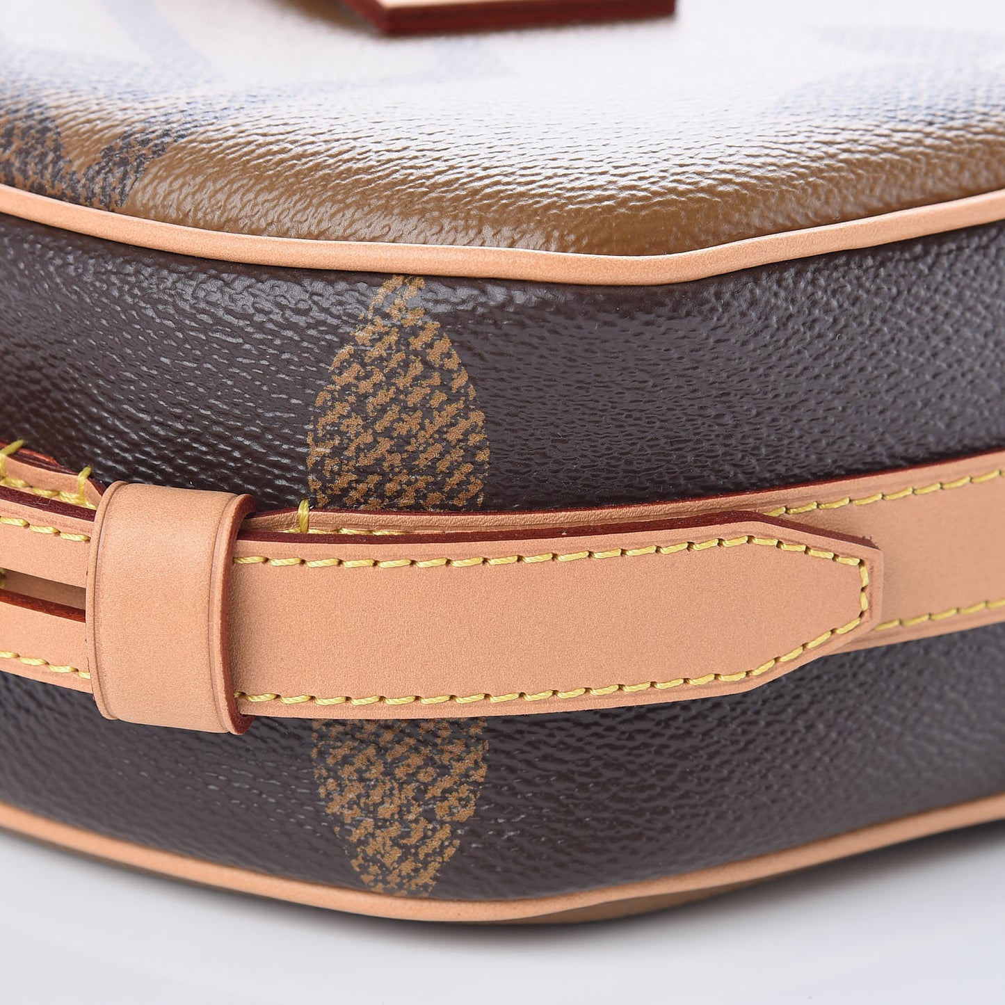 Reverse Monogram Giant Boite Chapeau Souple