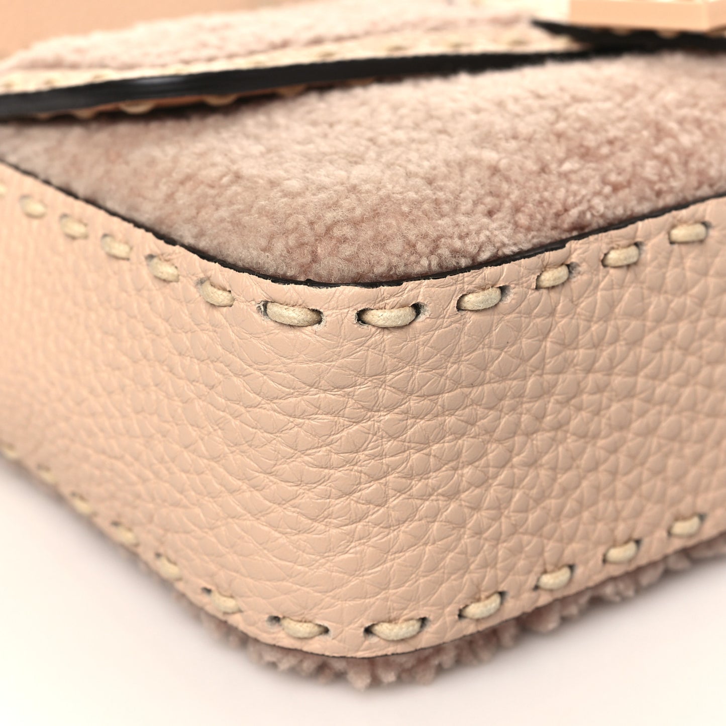 Curly Sheepskin Cuoio Romano Selleria Medium Baguette Plaster Panna