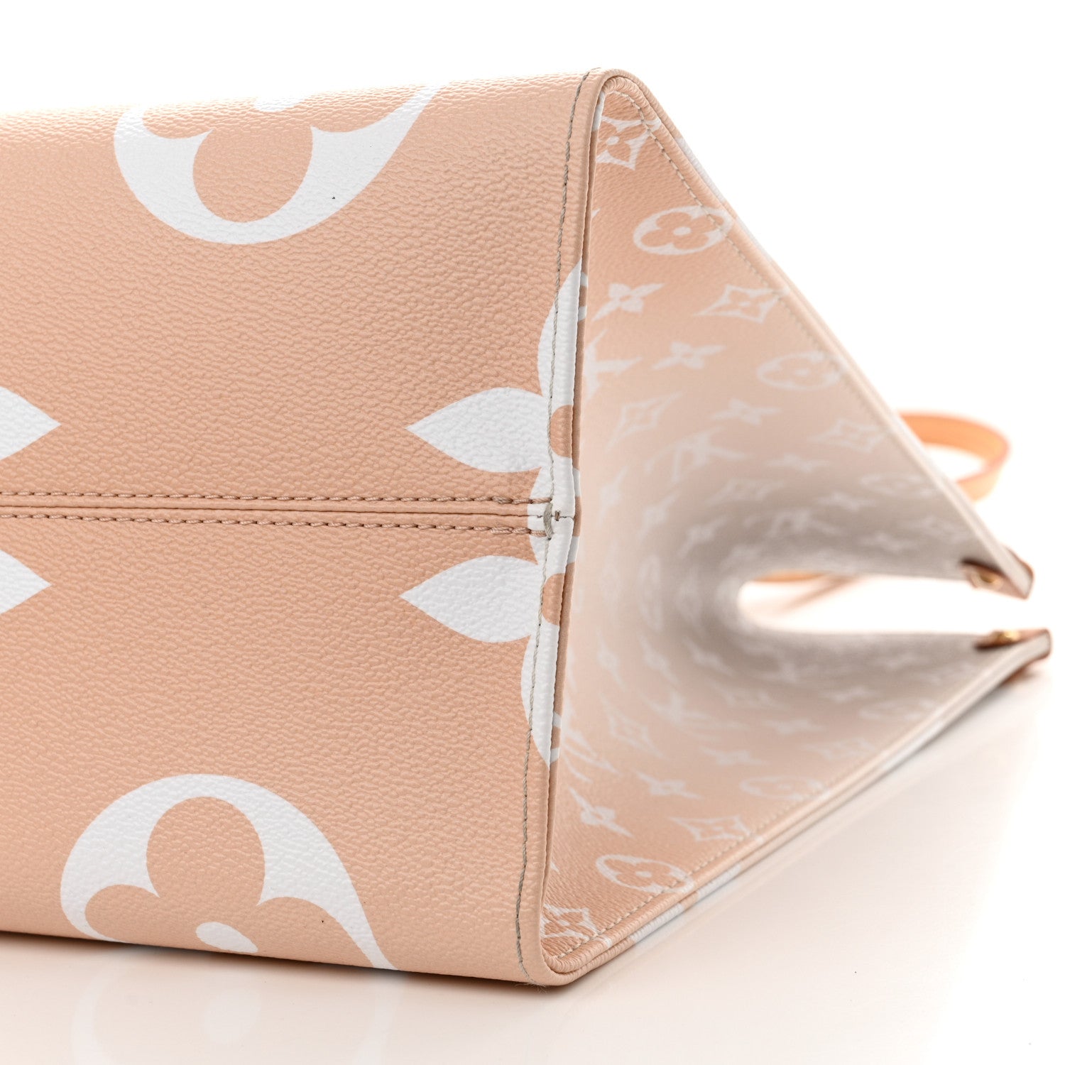 Louis Vuitton Monogram Giant By The Pool OnTheGo GM Brume 9 of 16