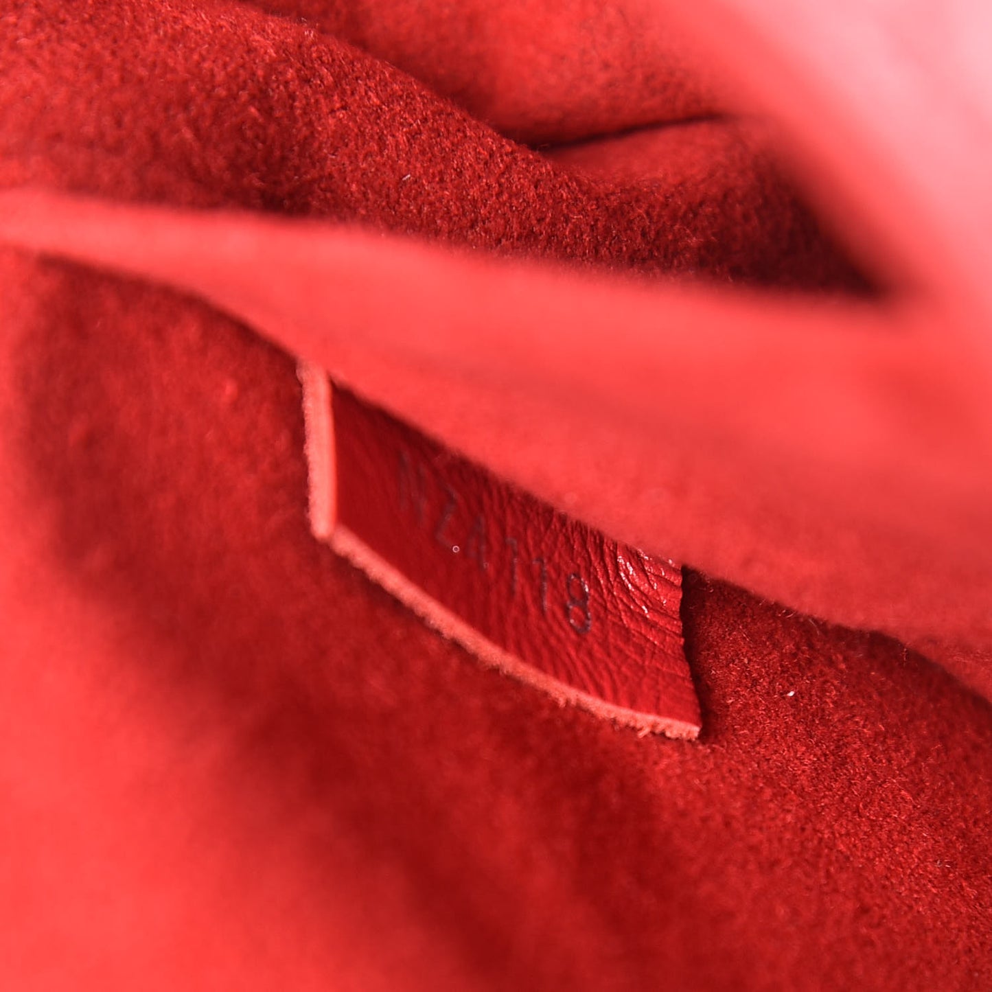 Calfskin New Wave Chain MM Ecarlate