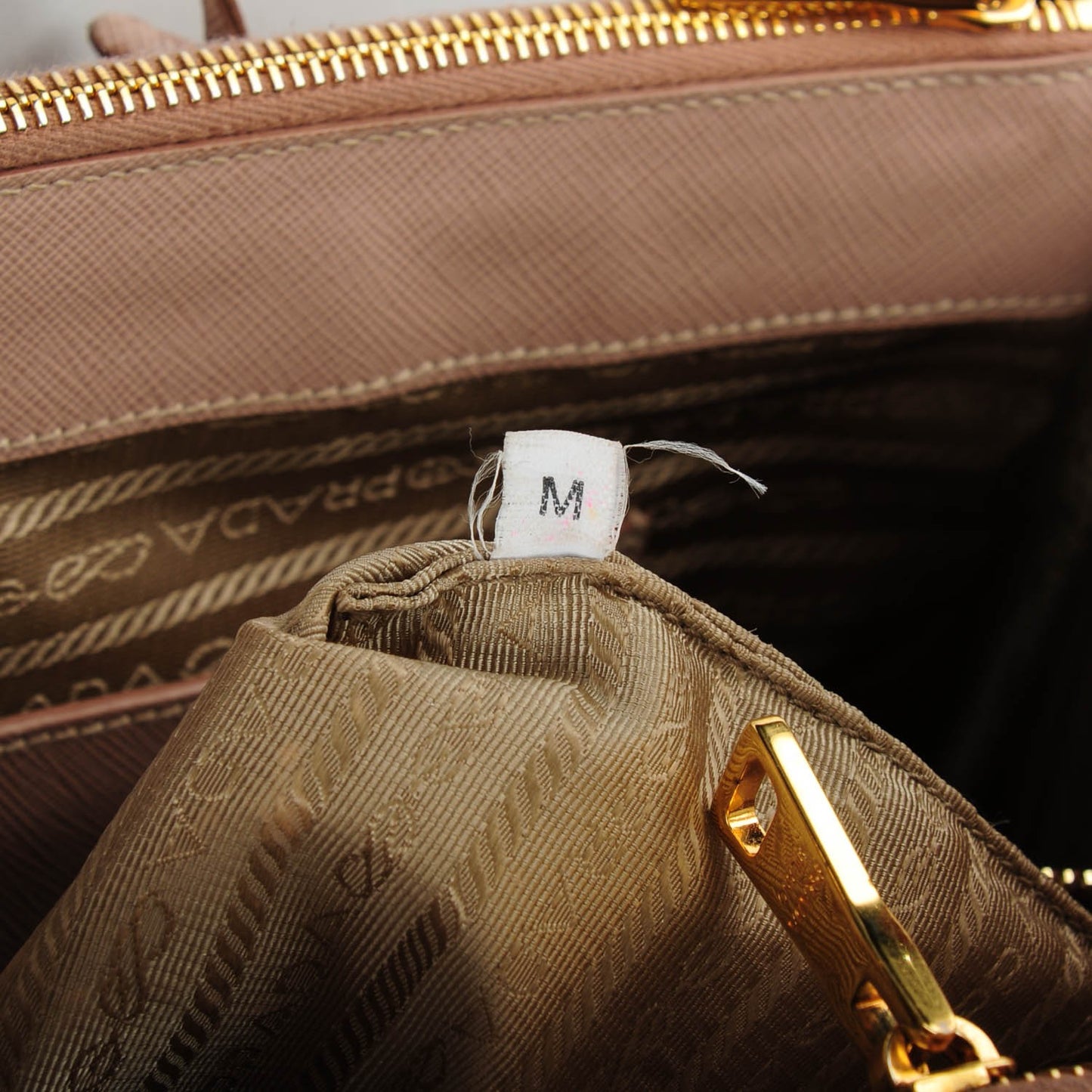 Saffiano Medium Galleria Double Zip Tote Cammeo