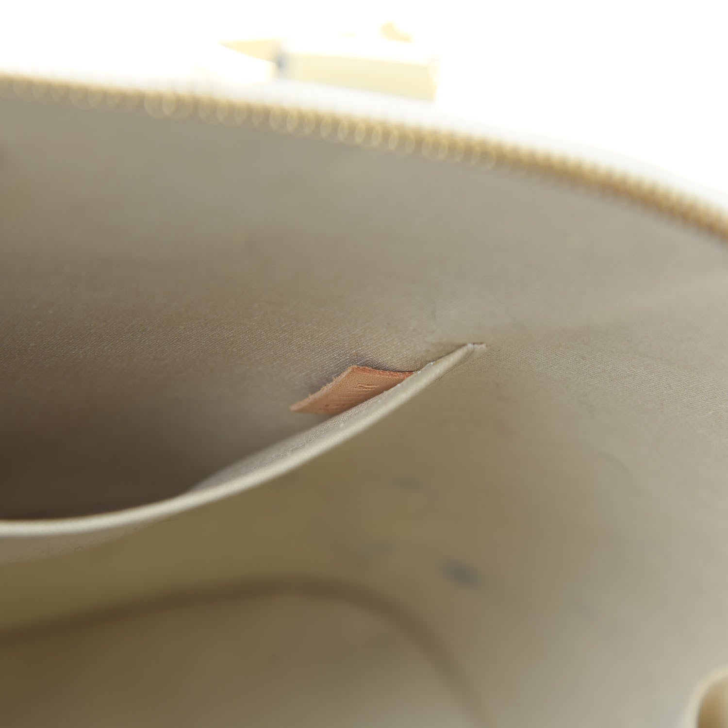 Louis Vuitton Vernis Alma MM Blanc Corail 7 of 24