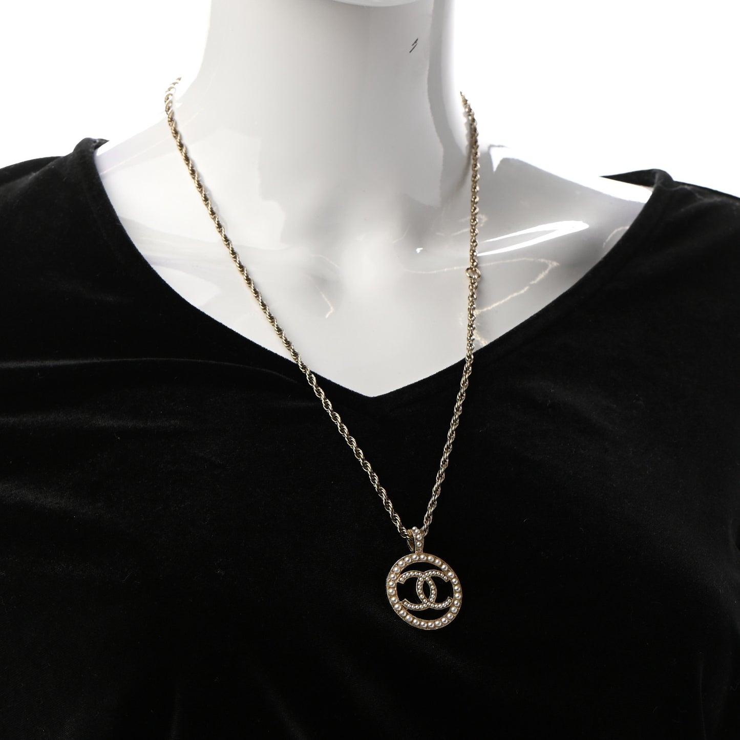 Pearl CC Round Pendant Necklace Gold