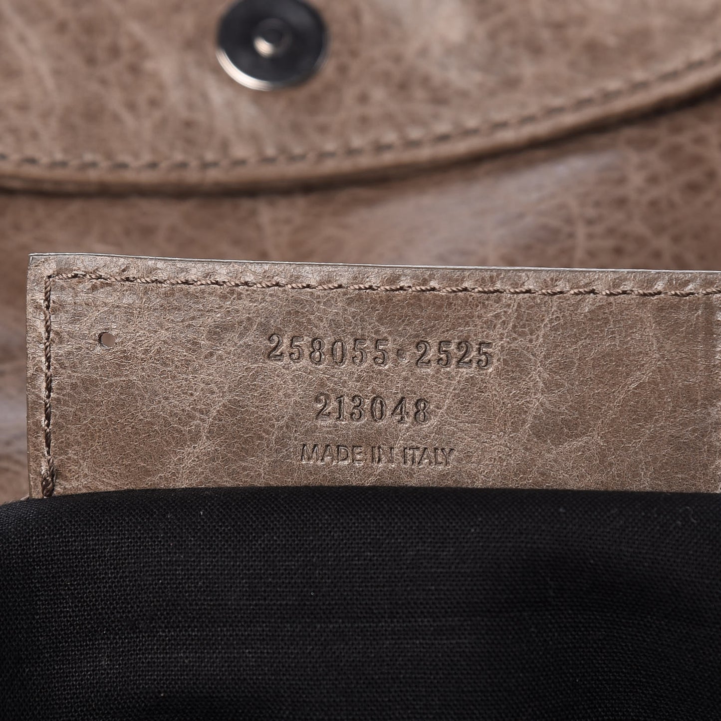 Agneau Giant Brogues Hardware Envelope Clutch Gris Poivre