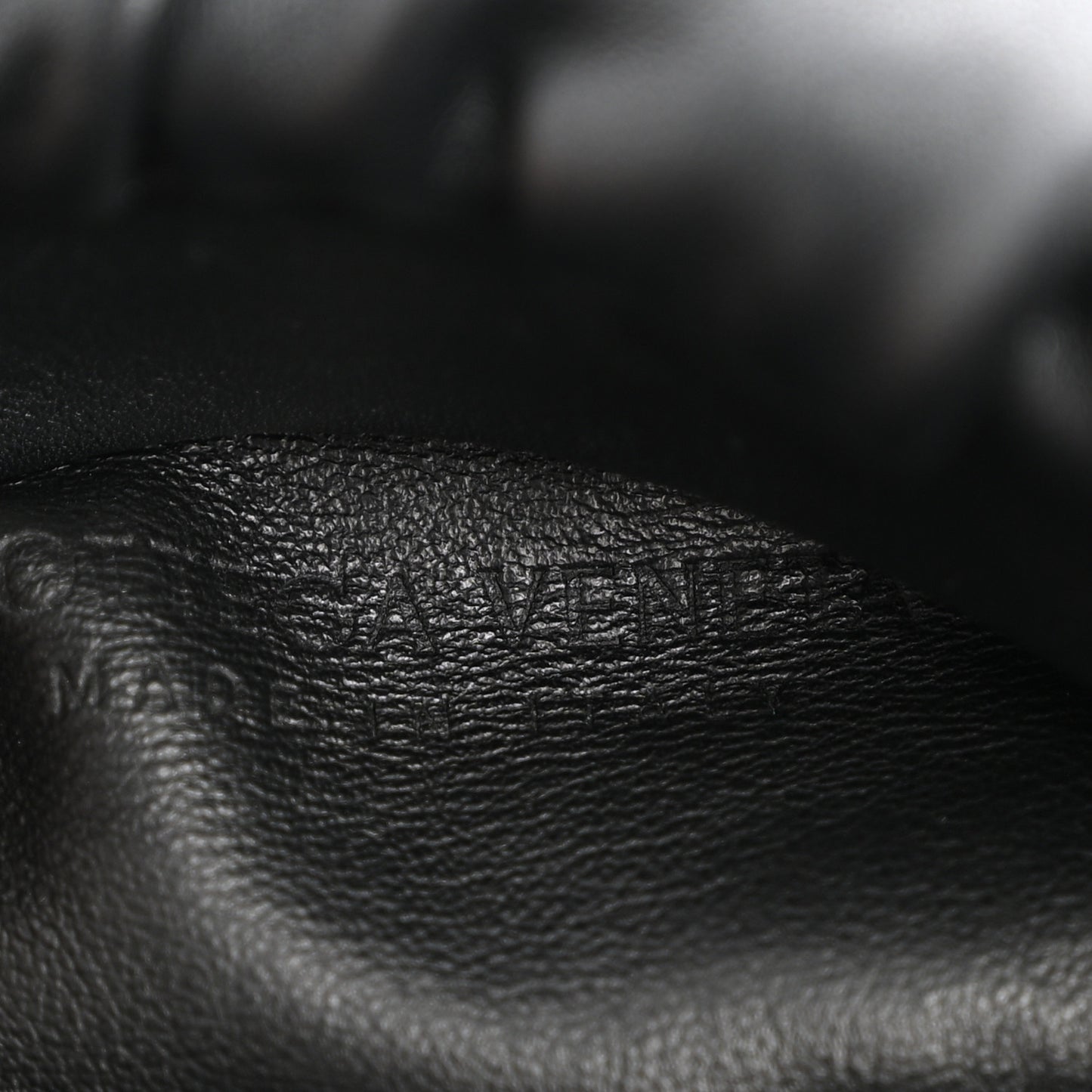 Calfskin The Pouch Chain Black