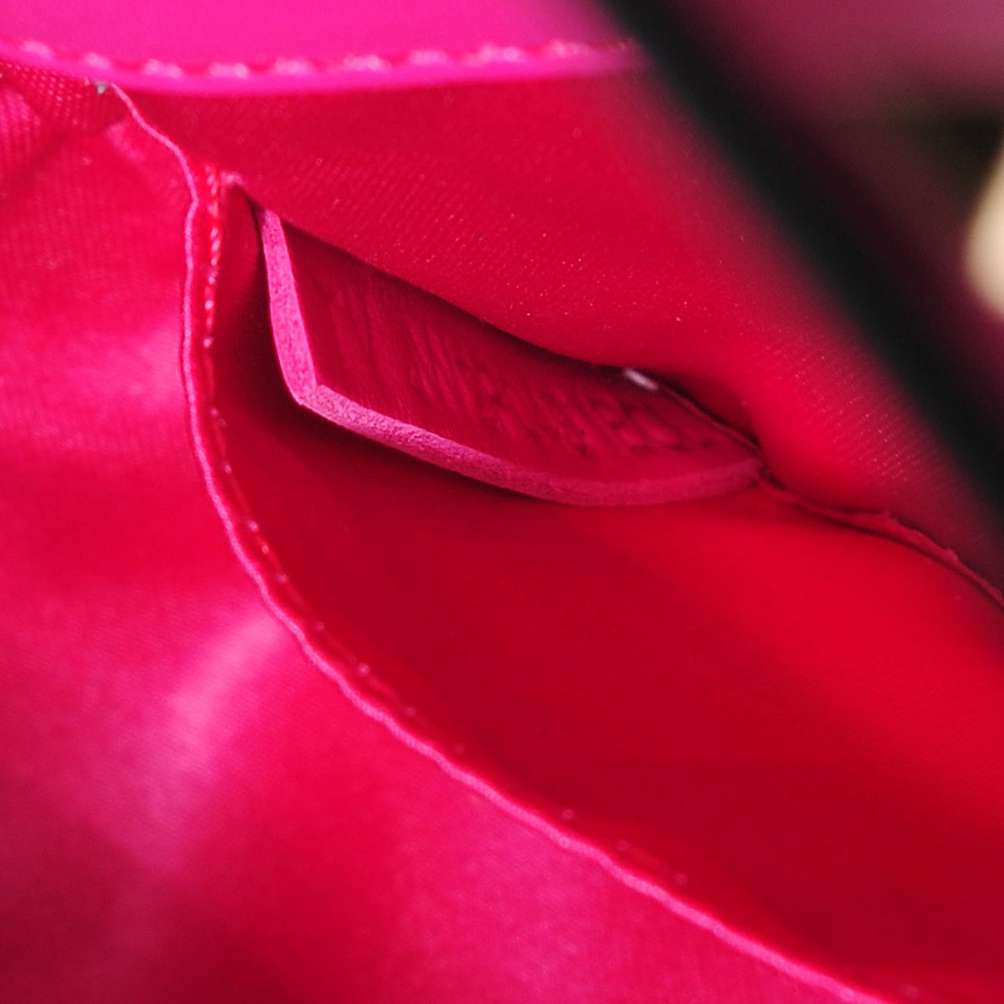 Vitello Rockstud Crossbody Saddle Bag Fuxia