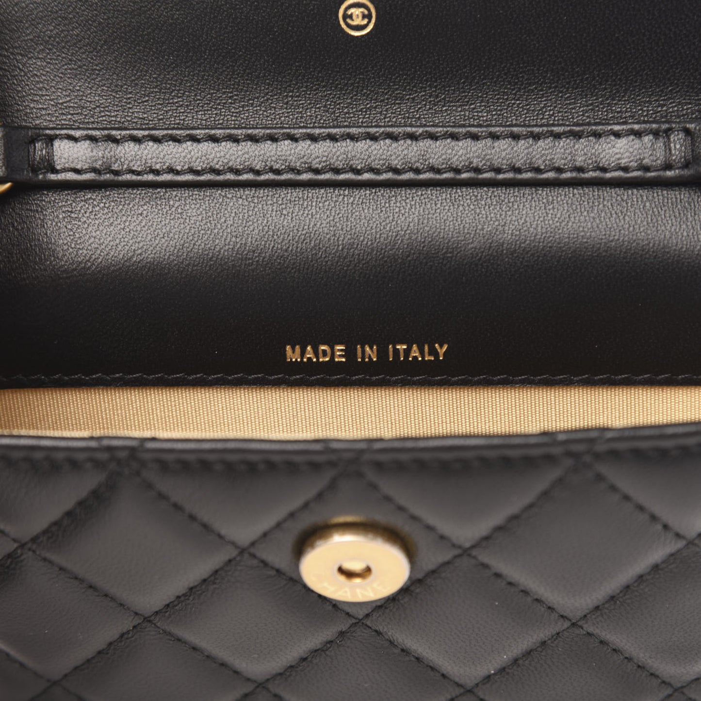 Lambskin Quilted Pearl Crush Clutch With Chain Black