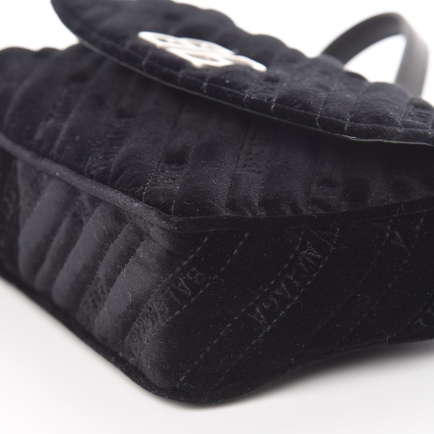 Velvet Logo Matelasse BB Chain Wallet Black