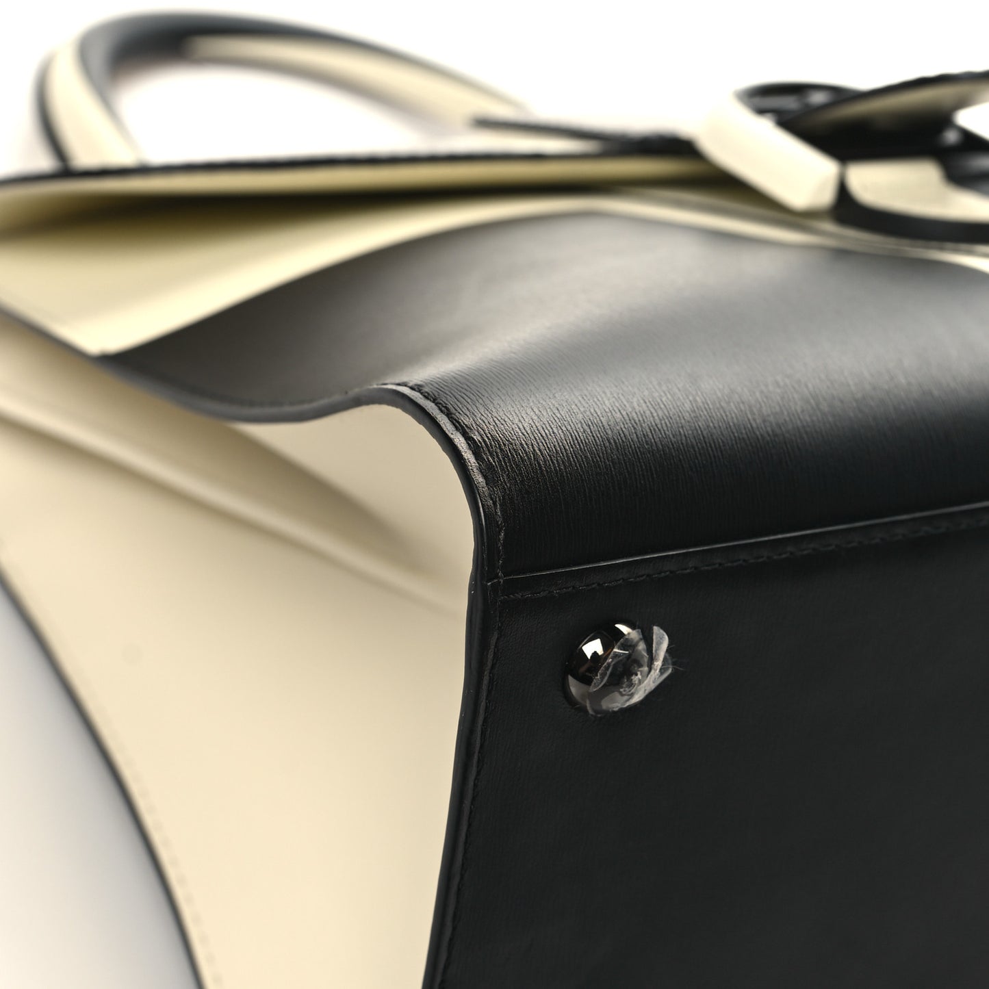 Box Calfskin Light And Shadow MM Brillant Satchel Black Ivory