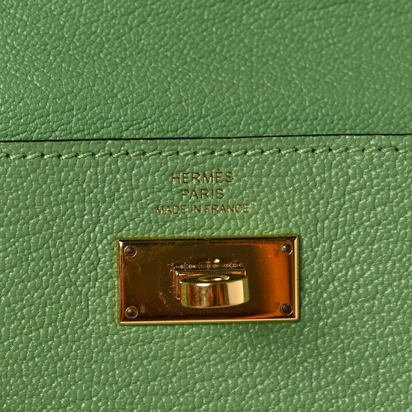 Chevre Mysore Kelly Pocket Compact Wallet Vert Criquet