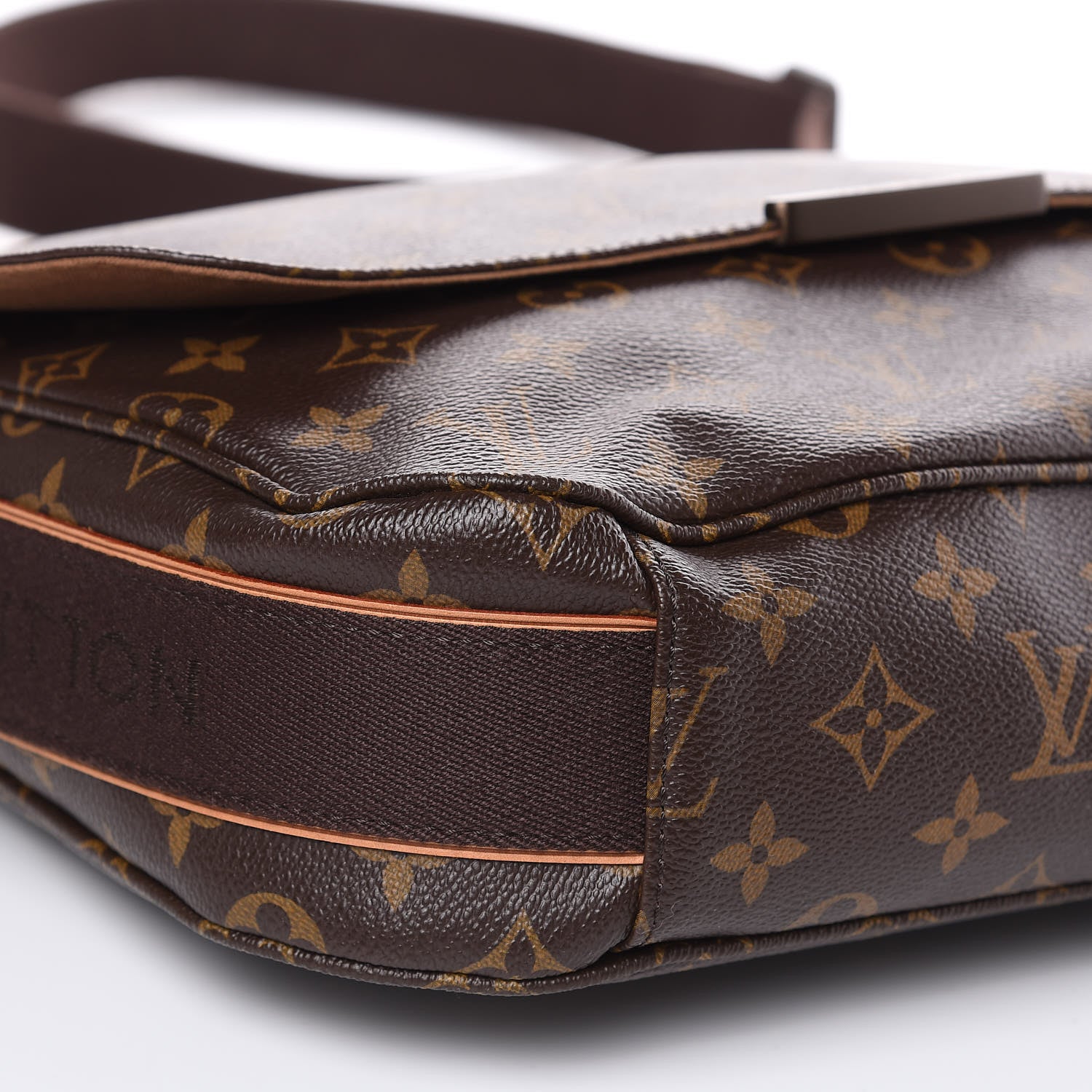 Louis Vuitton Monogram Beaubourg MM Messenger Bag 7 of 12