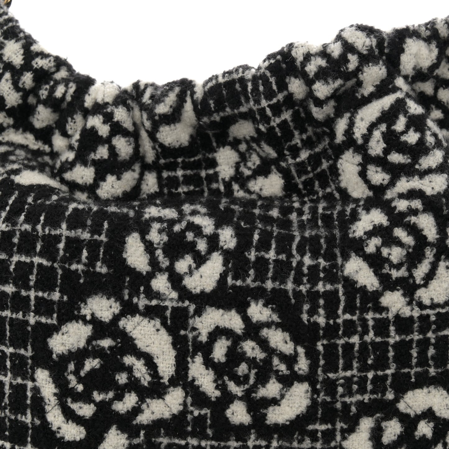 Cashmere Quilted Camellia Chanel 22 Black White