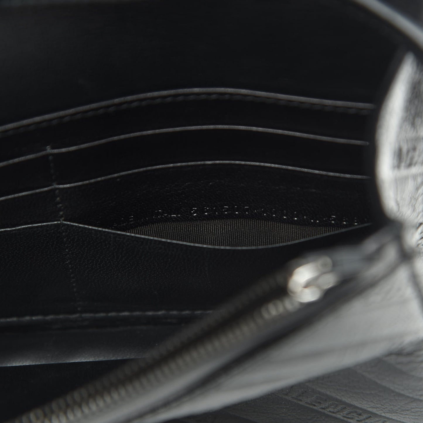 Shiny Goatskin Logo Embossed Monochrome BB Wallet On Chain Black