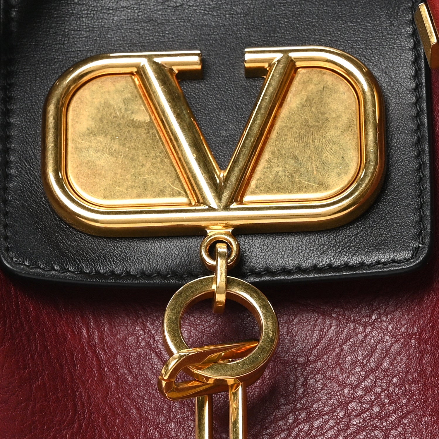 Valentino Garavani Grainy Calfskin Medium VLogo Escape Shopper Rubin 7 of 10
