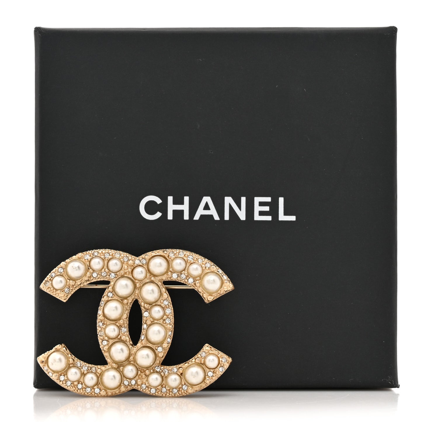 Metal Crystal Graduated Pearl CC Brooch Gold