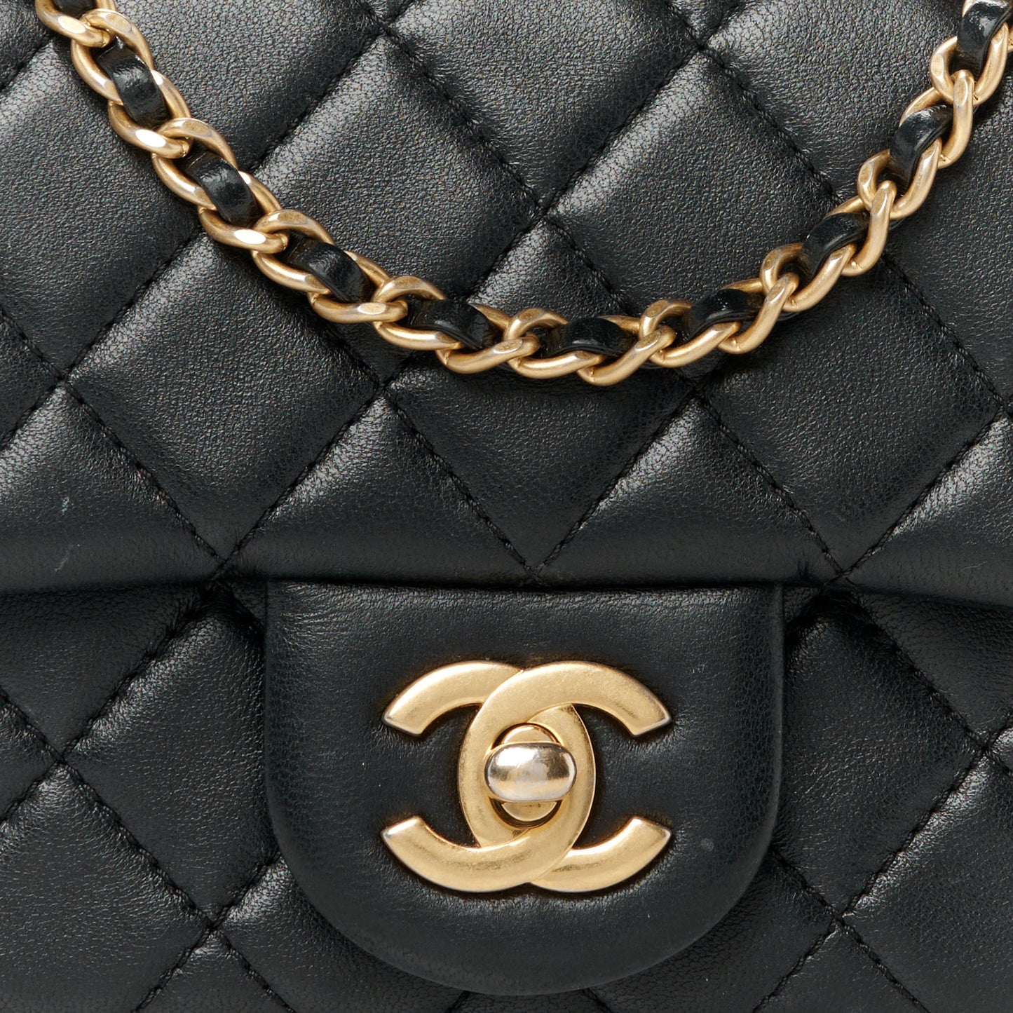 Lambskin Quilted Mini Pearl Crush Flap Black