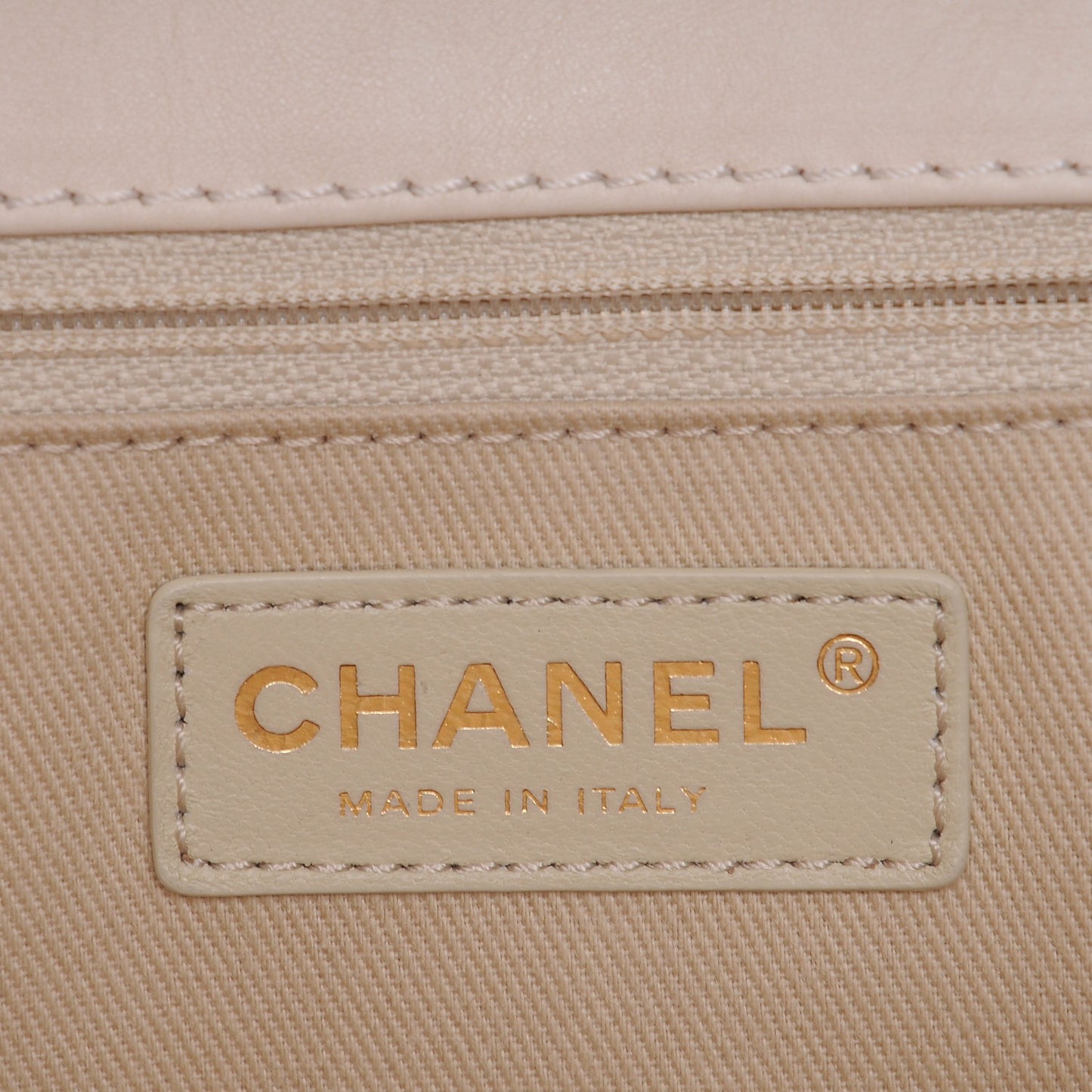 Calfskin Quilted Natural Beauty Flap Dark White