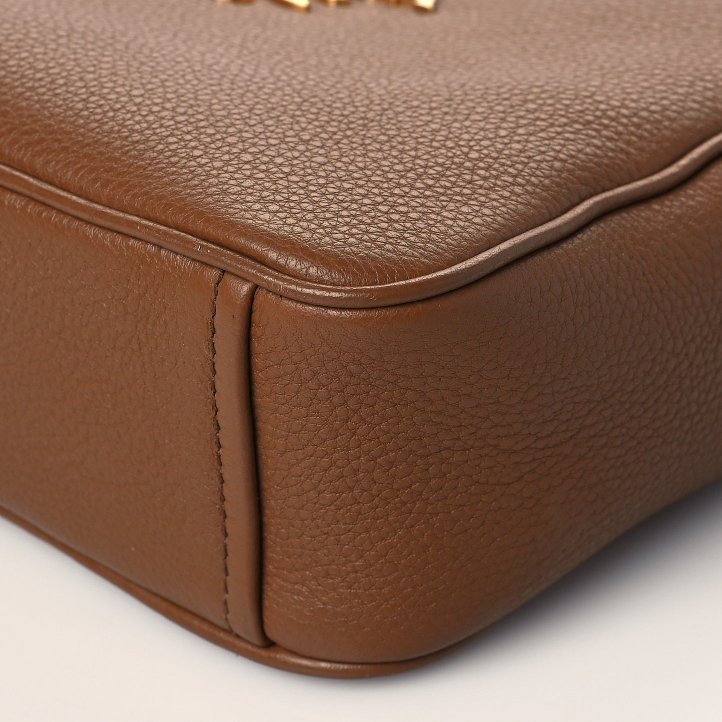Vitello Daino Camera Crossbody Cannella