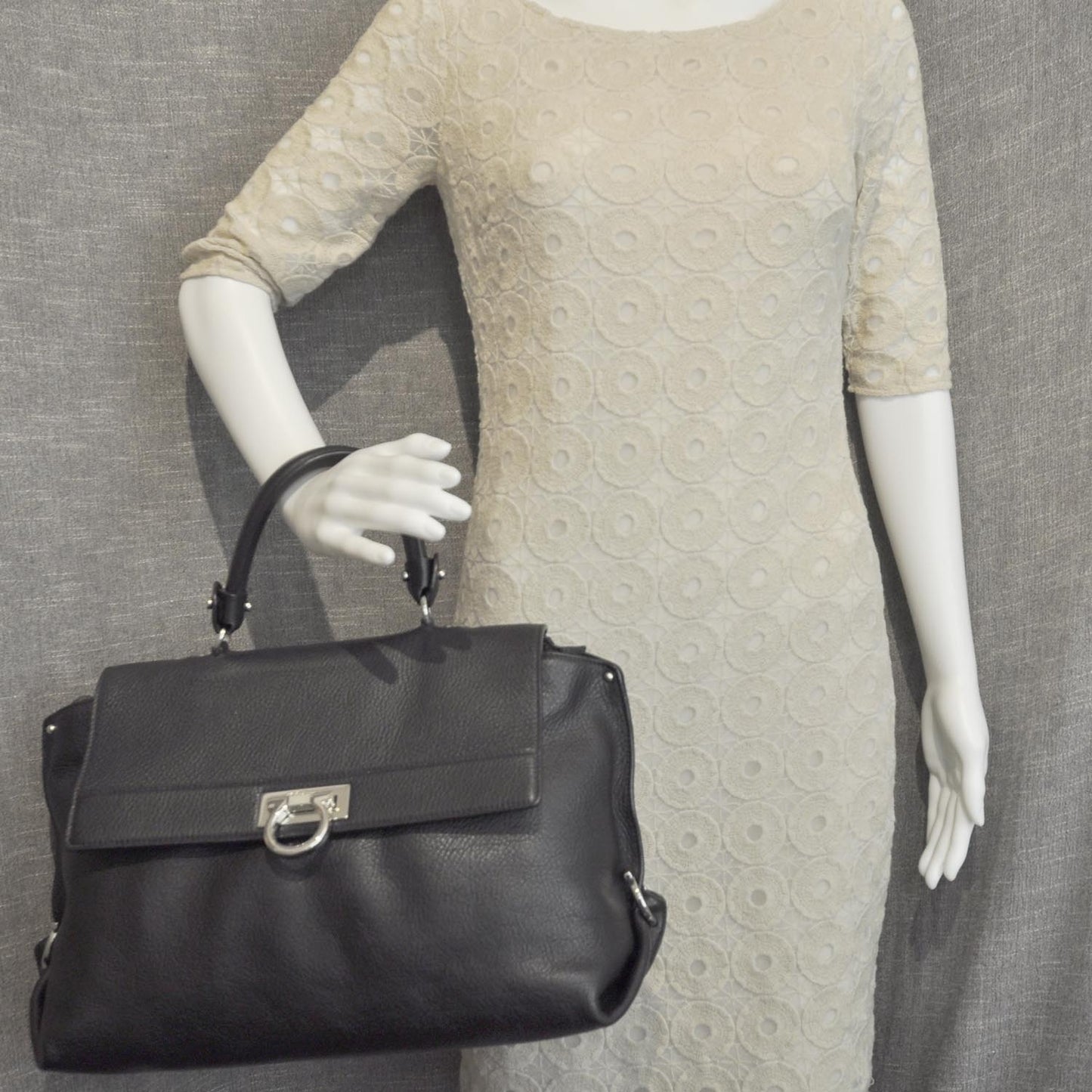 SALVATOREFERRAGAMOLeatherLargeSofiaBlack